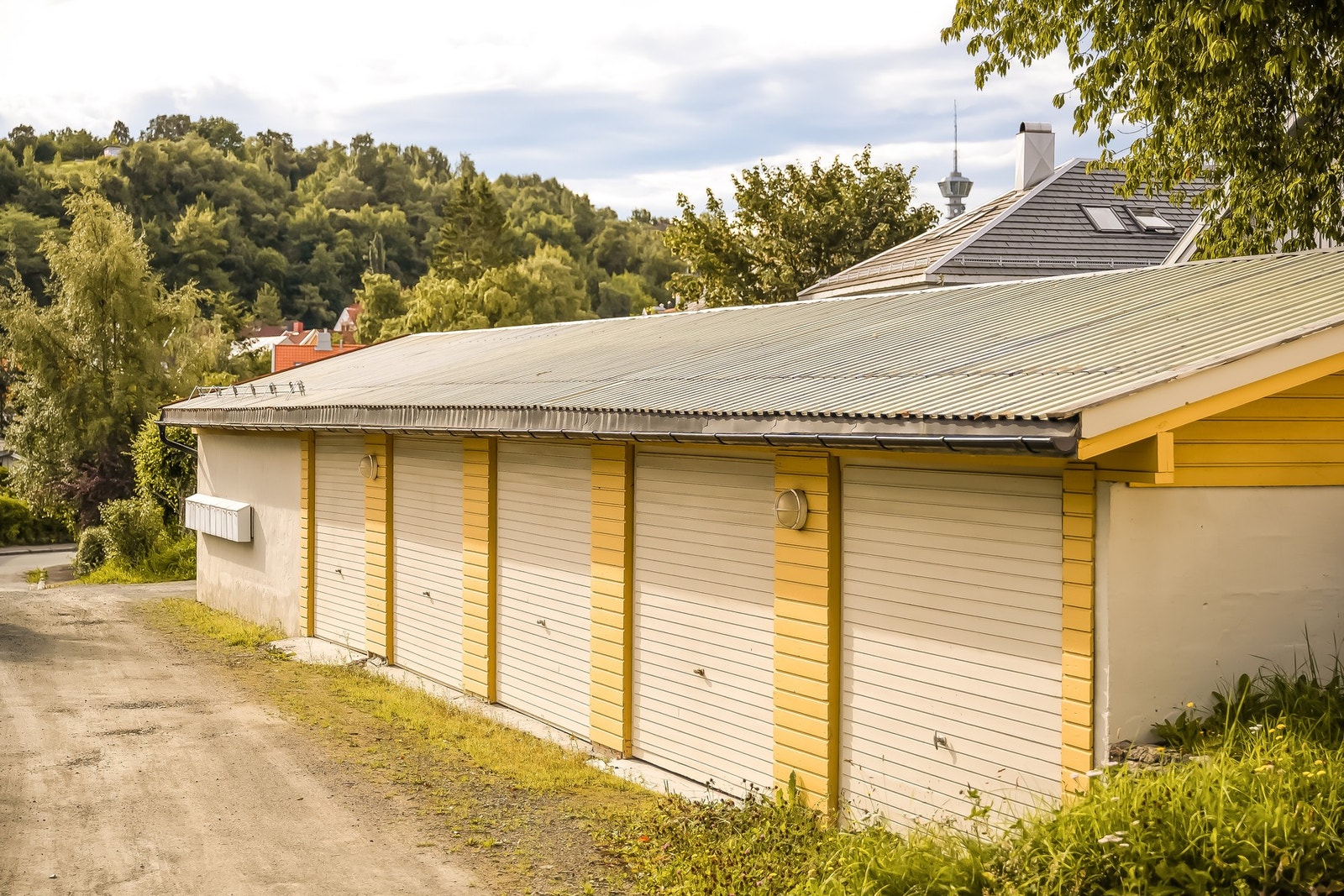 Egen garasjeplass følger leiligheten Galleribilde