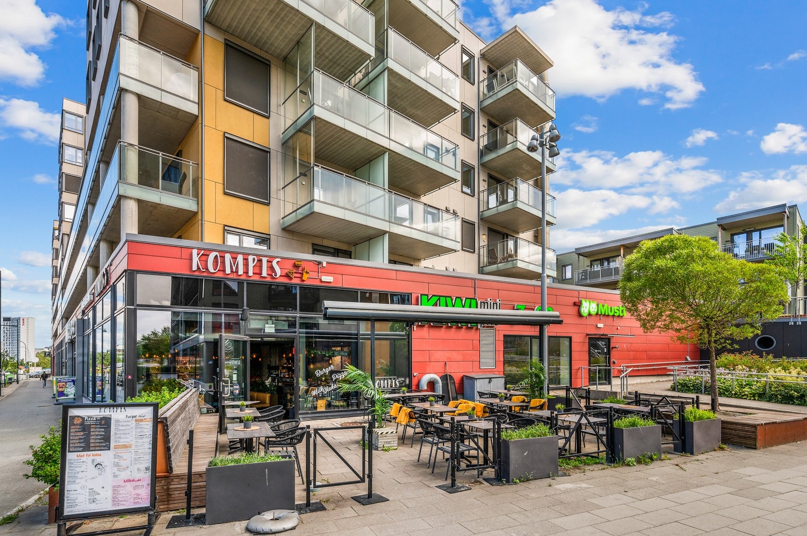 Dagligvarebutikk, Evo (treningssenter) og restauranten Kompis ligger byggets underetasje Galleribilde