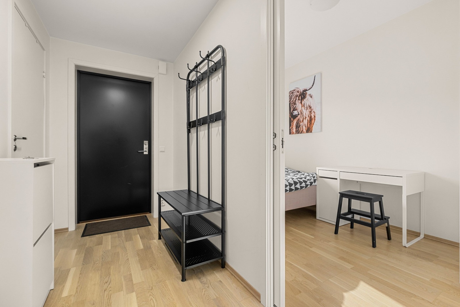 Flott og innbydende entré. Boligen har 2 boder totalt Galleribilde