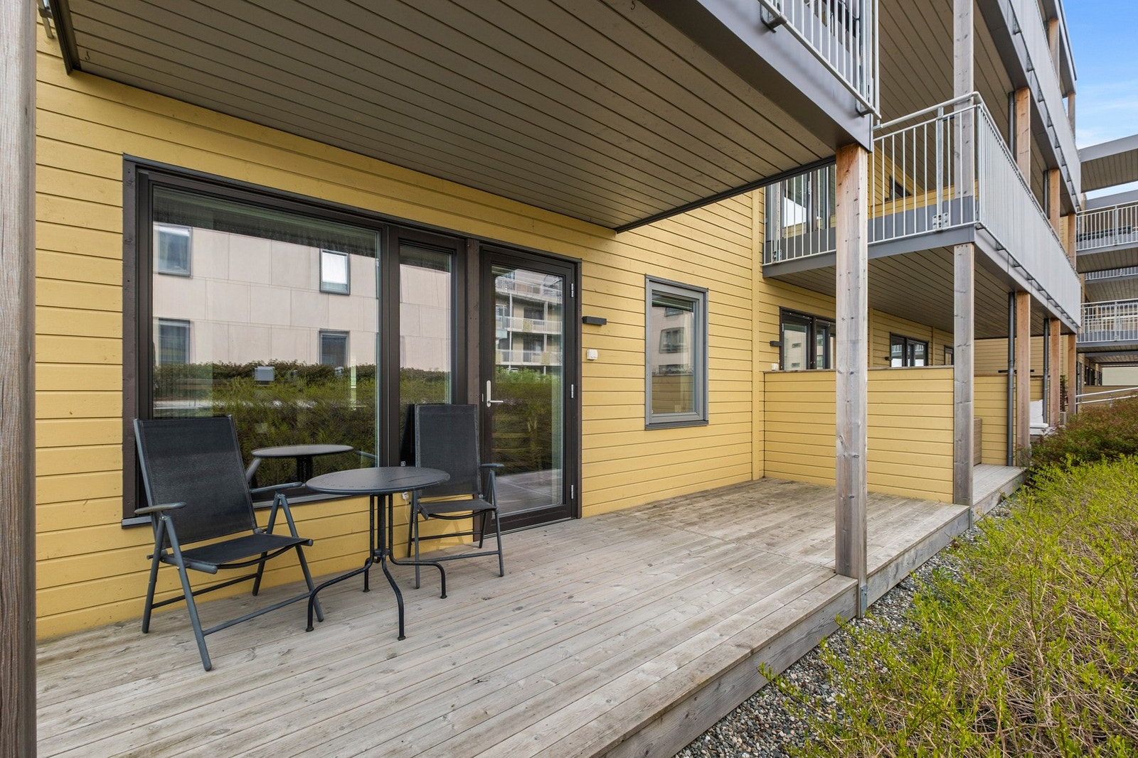 Stor og solrik terrasse Galleribilde