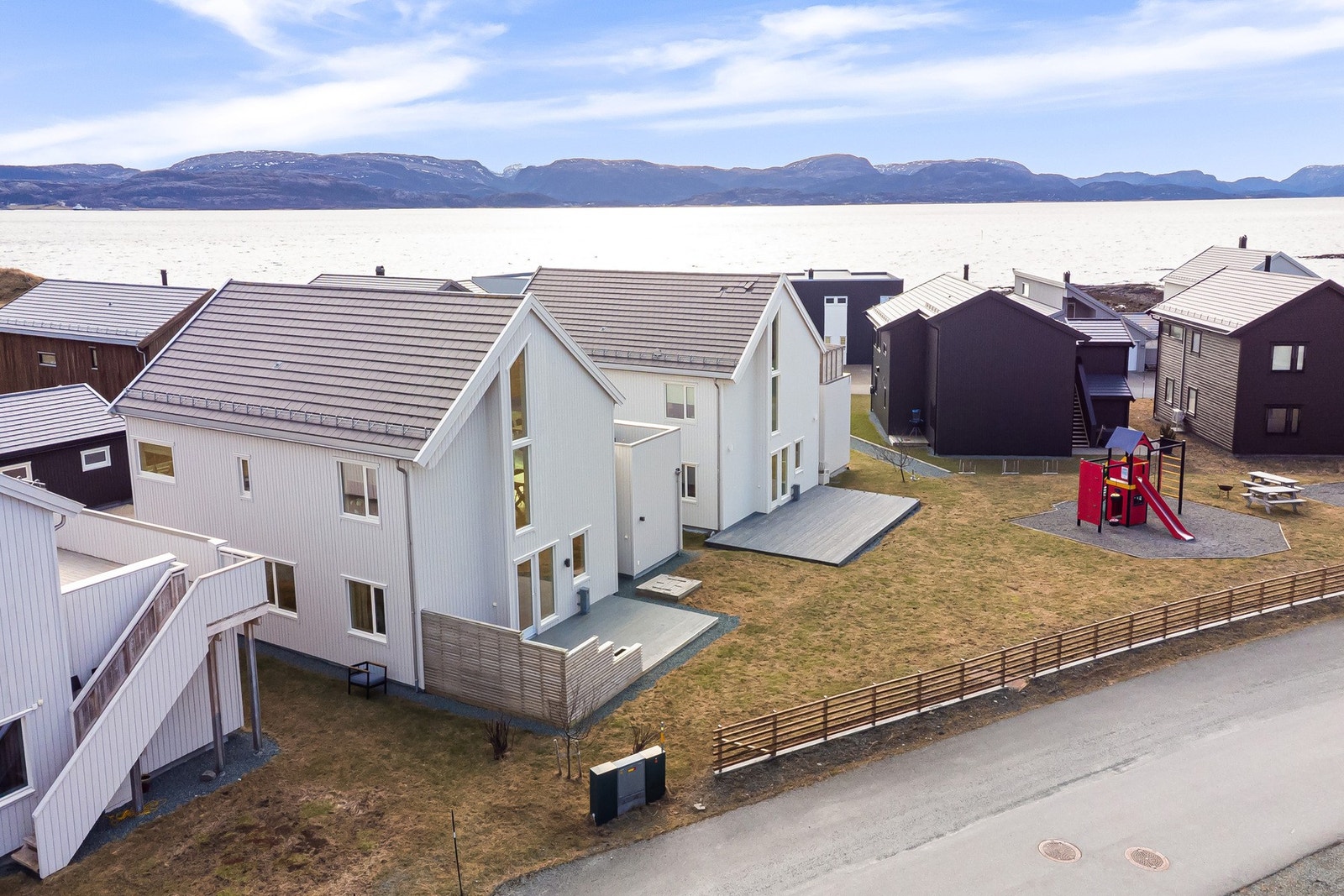Kort avstand til sjø og badestrand, samtidig som det er kort avstand til sentrum med alle servicefasiliteter Galleribilde
