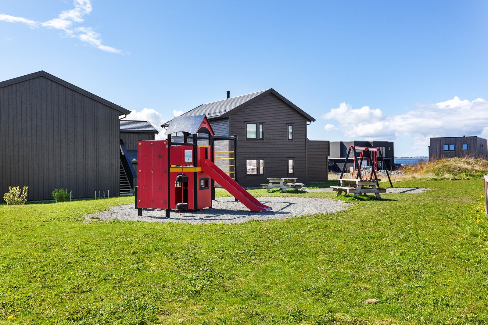Lekeplass like ved boligen Galleribilde