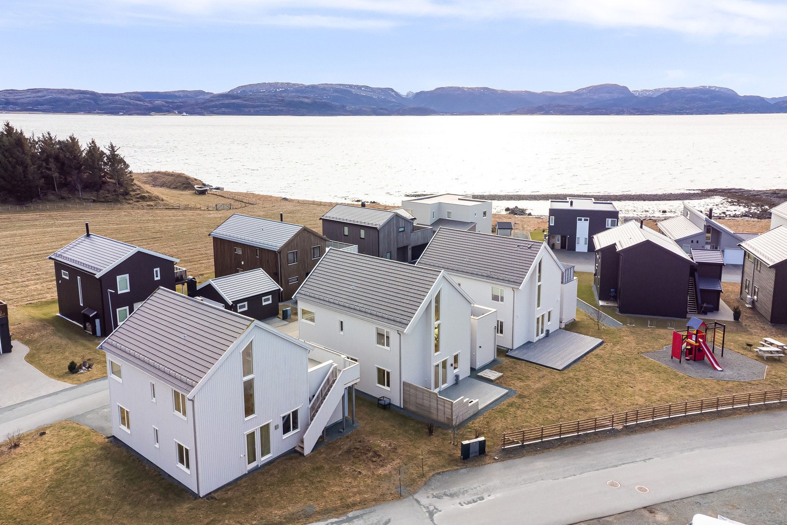 Velholdt og lekker enebolig fra 2014 med fin og sjønær beliggenhet Galleribilde