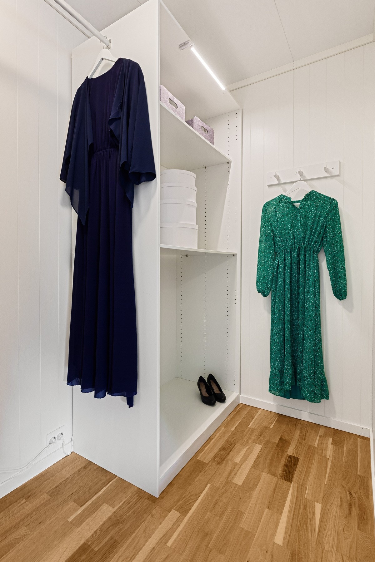 Soverom 1 - 1. etg: Walk-in garderobe Galleribilde