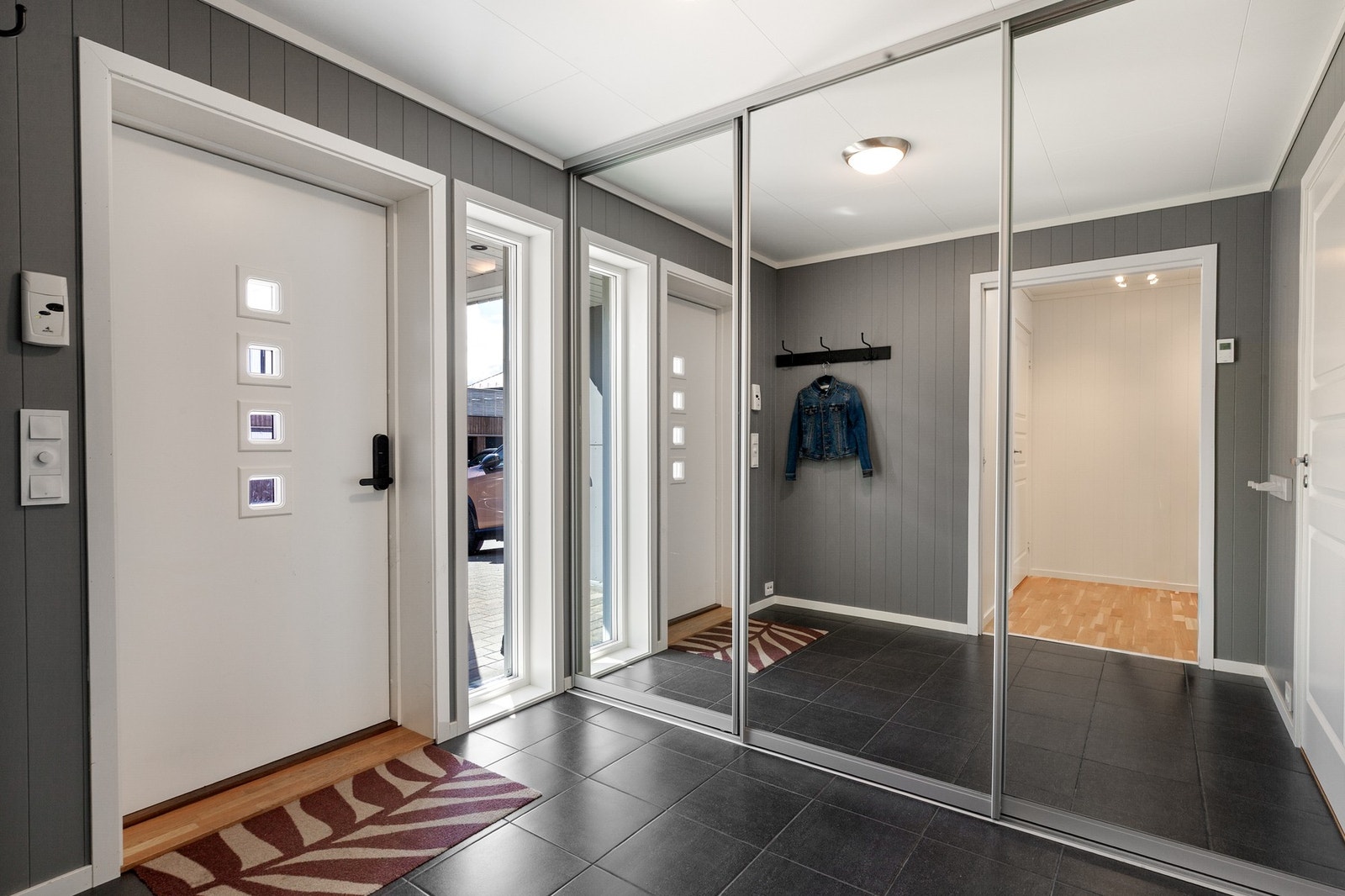1. etg.: Flislagt entré med skyvedørsgarderobe Galleribilde