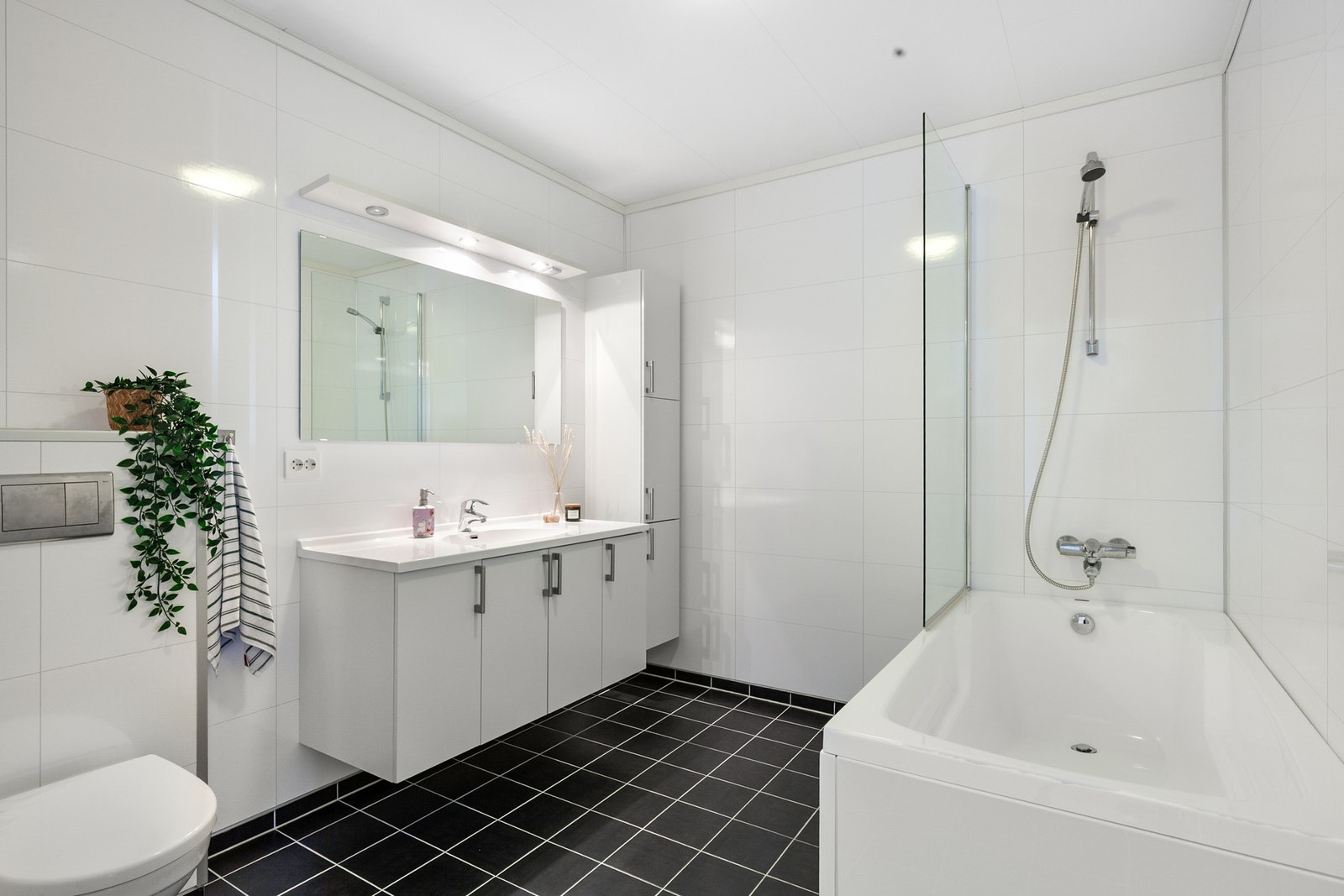 1. etg.: Badet er utstyrt med baderomsinnredning, toalett og badekar Galleribilde