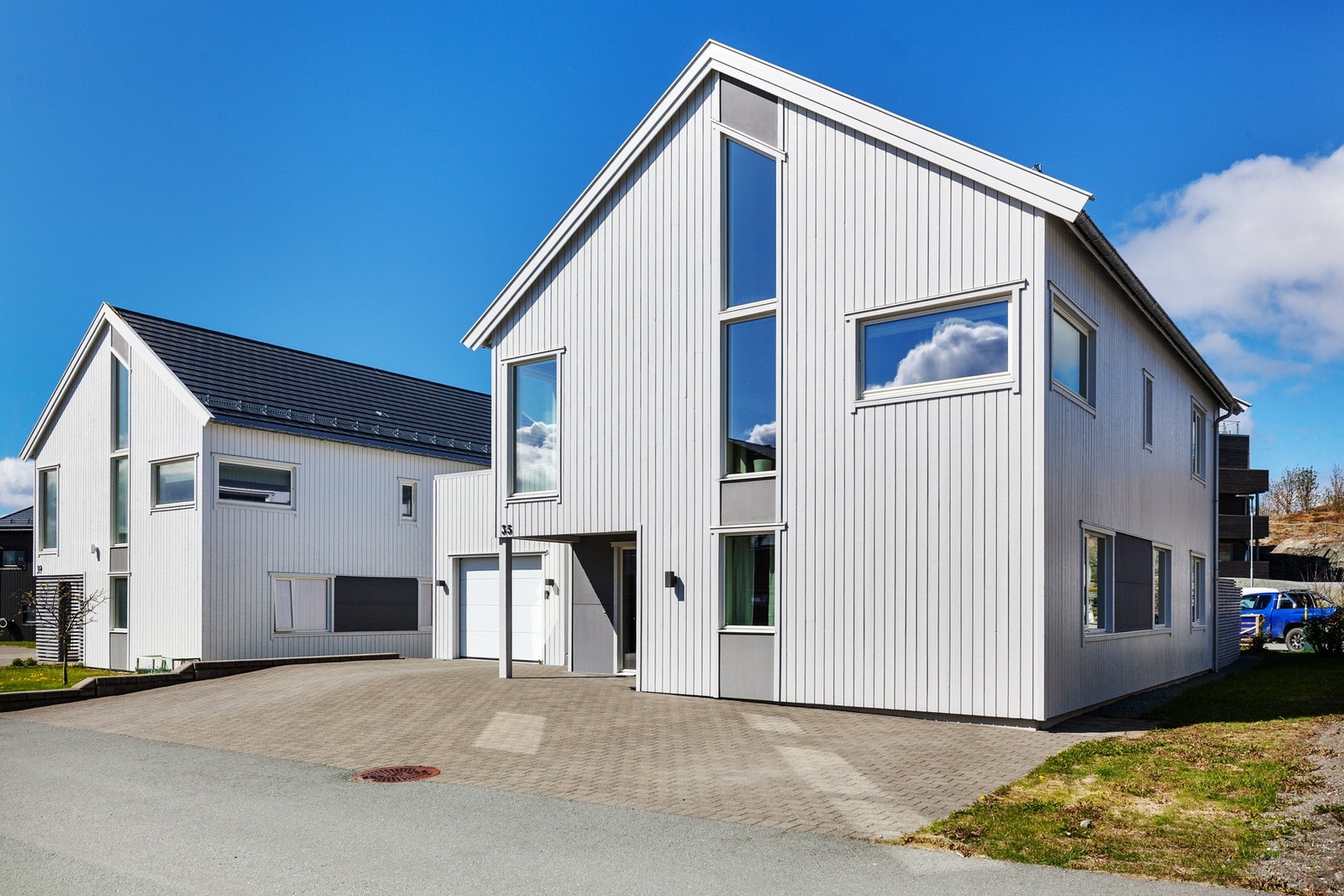 Velholdt tomt med belegningstein i gårdsplass Galleribilde