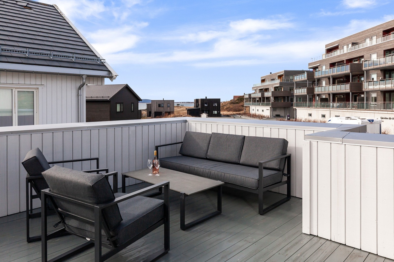 2. etg.: Terrasse med utgang fra stue. Galleribilde