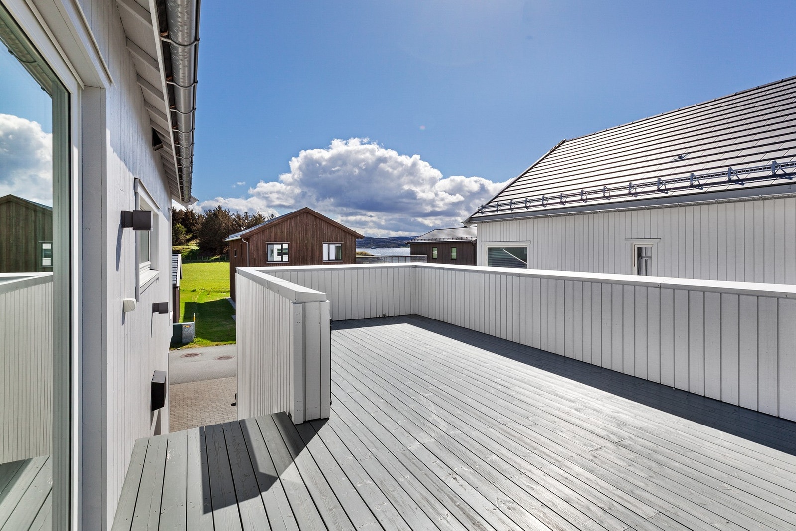 2. etg.: Terrassen har plass til flere sittegrupper, grill og annet utemøblement etter behov Galleribilde