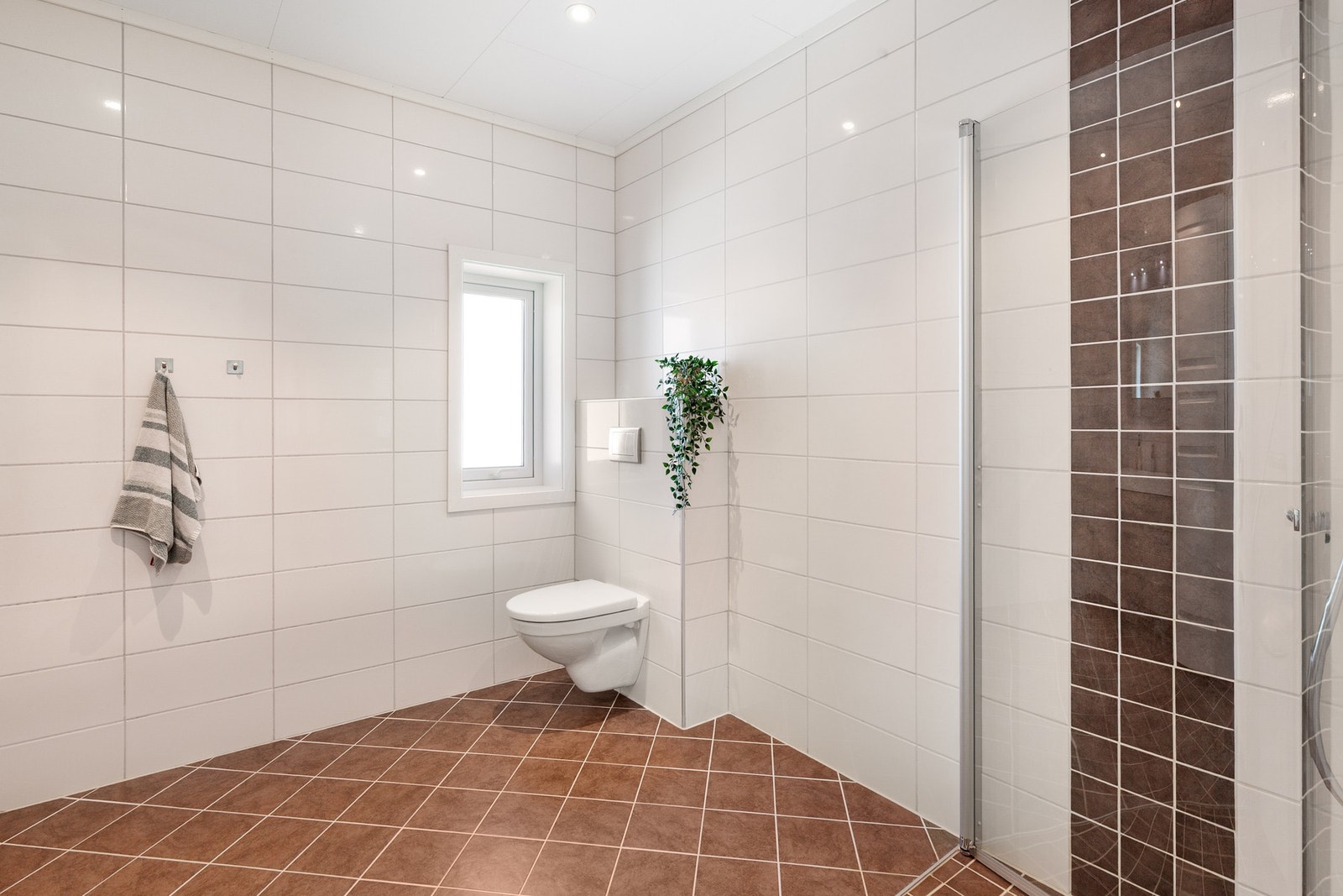 2. etg.: Badet har flis både på vegger og gulv Galleribilde