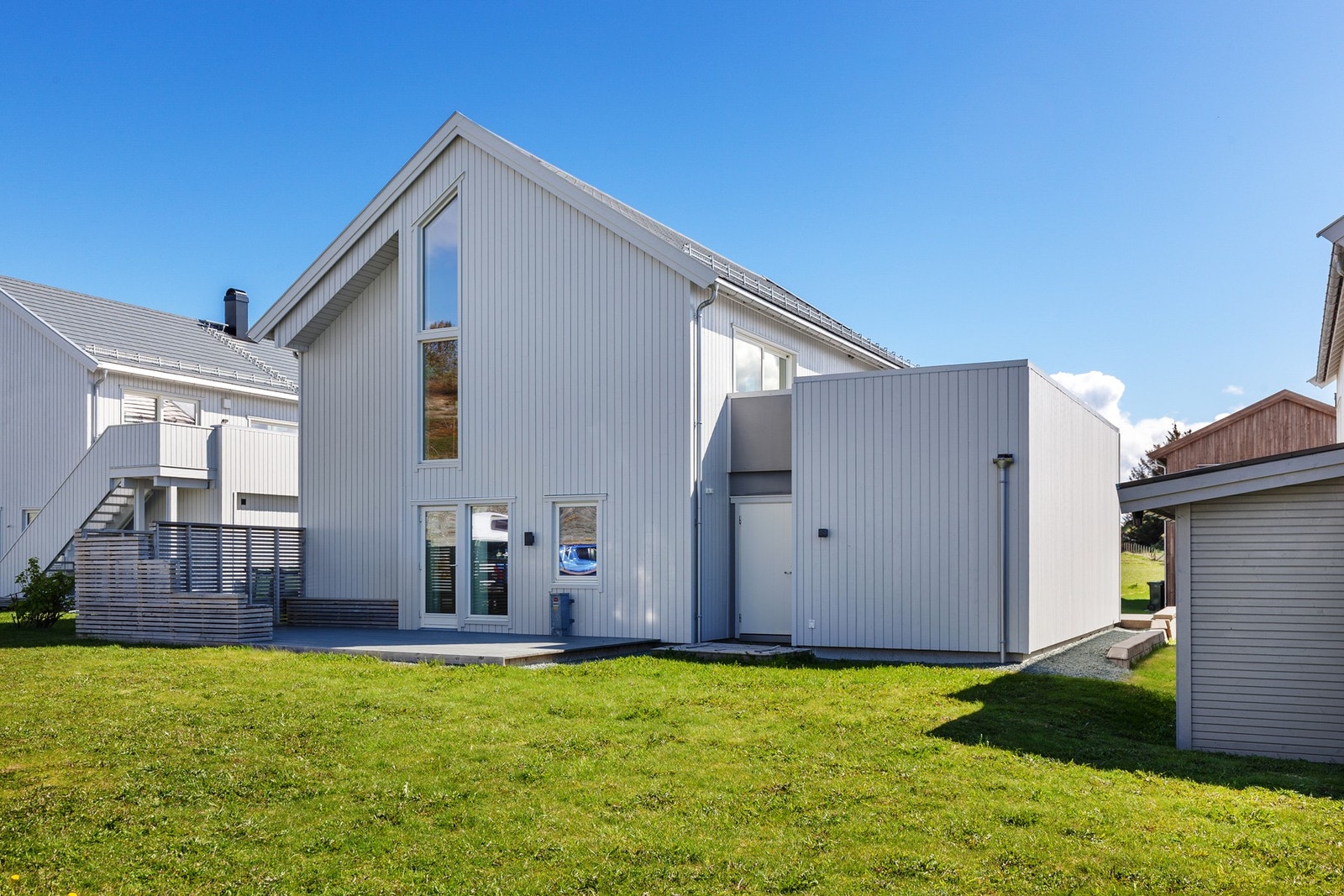 Eiendommen ligger fint til med gode solforhold hele dagen Galleribilde