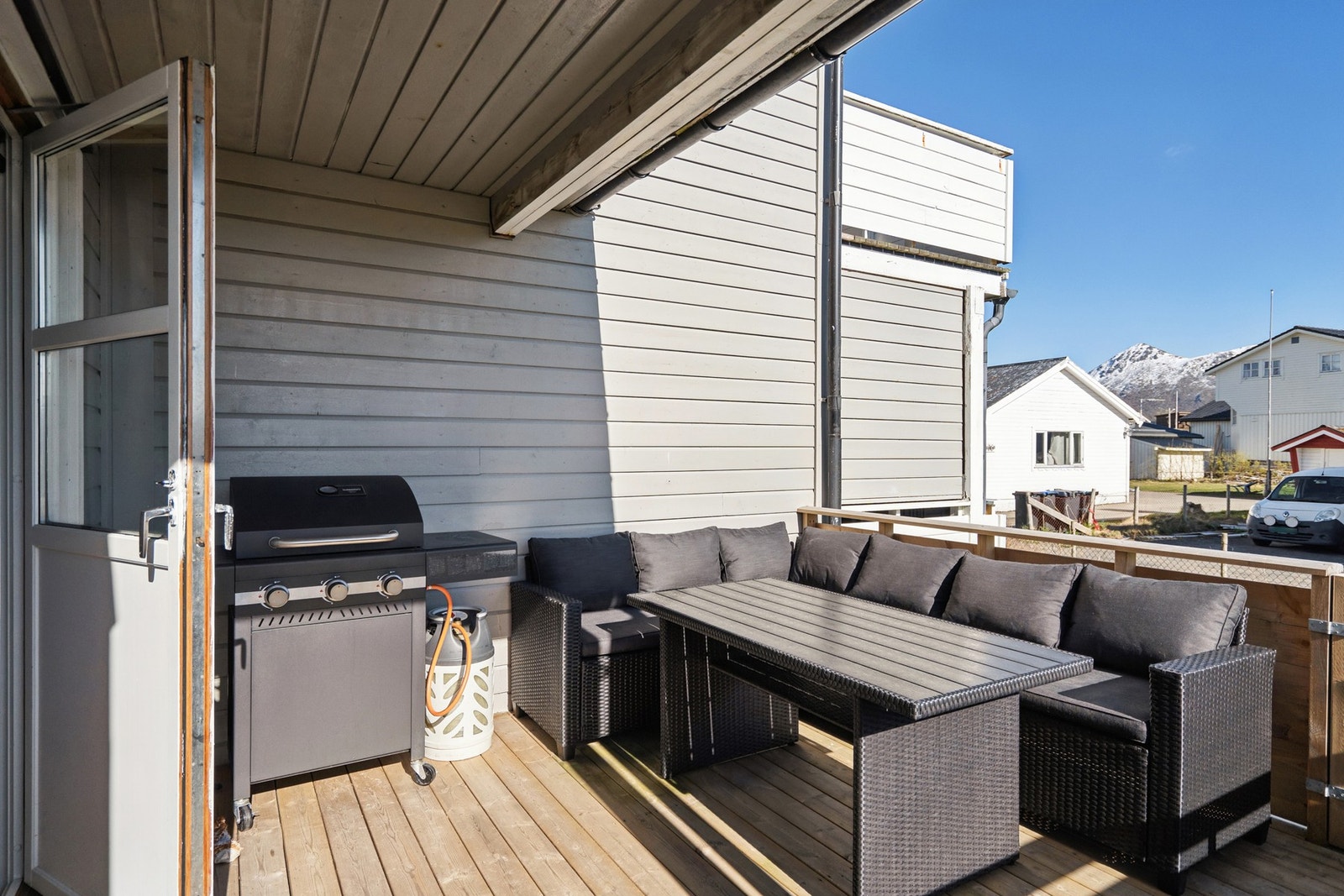 Den store terrassen i første etasje har god plass til både sittegruppe og grill. Galleribilde