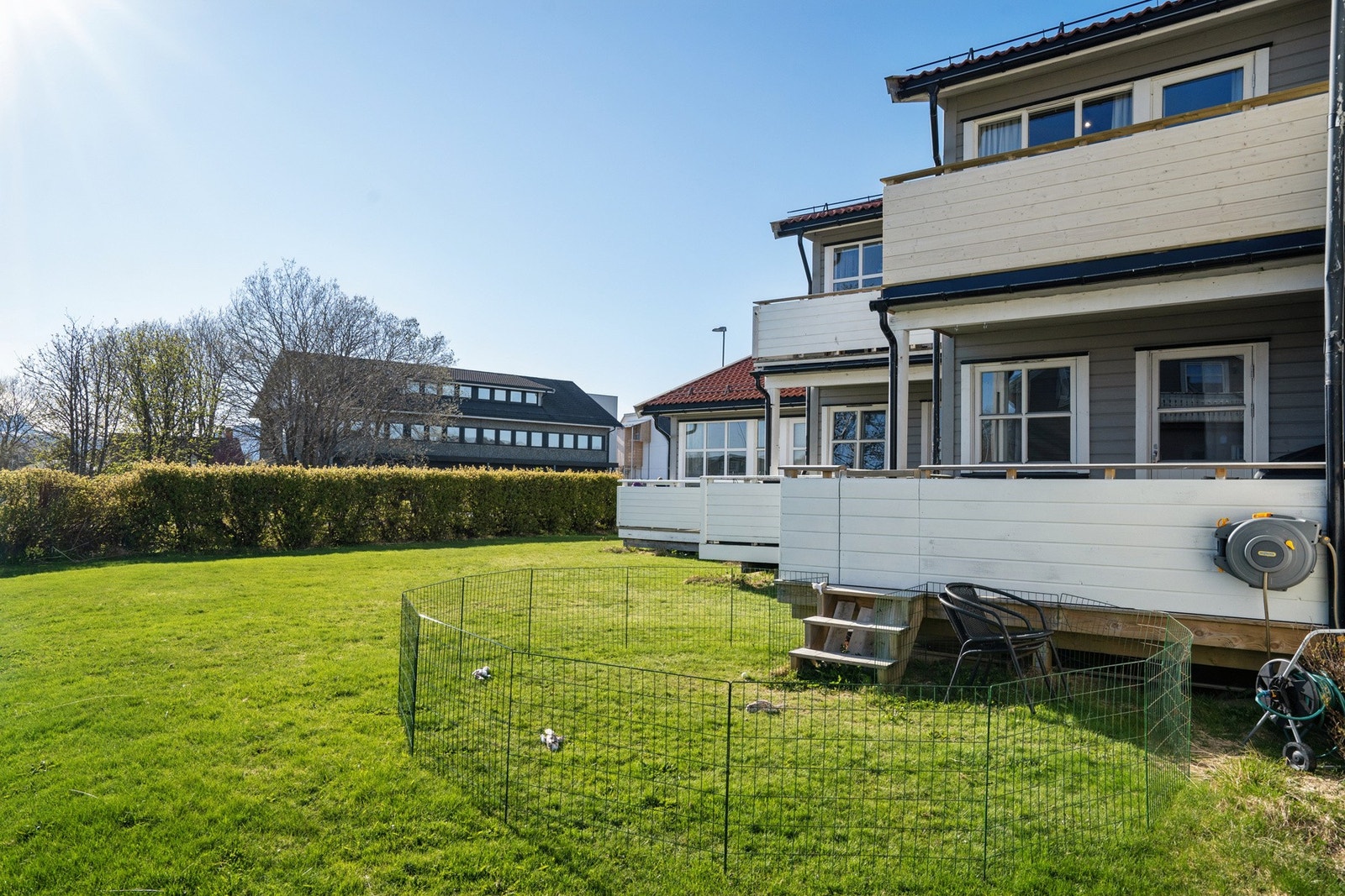 Borettslaget har store, felles grøntarealer som vedlikeholdes med robotgressklipper. Galleribilde