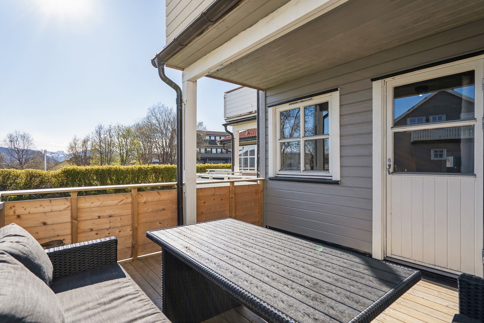 Terrassen er en skjermet og privat uteplass med enkel adkomst fra soverommet. Galleribilde