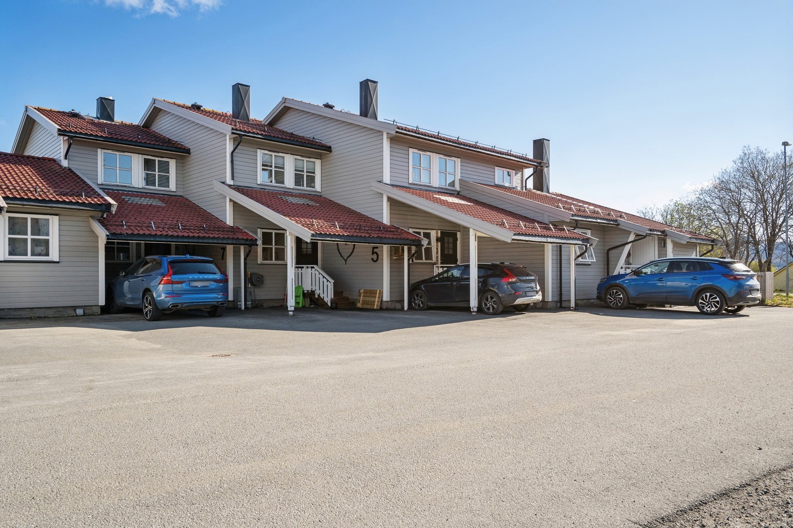 Hver enhet har en praktisk, overbygget inngangsparti med plass for parkering. Galleribilde