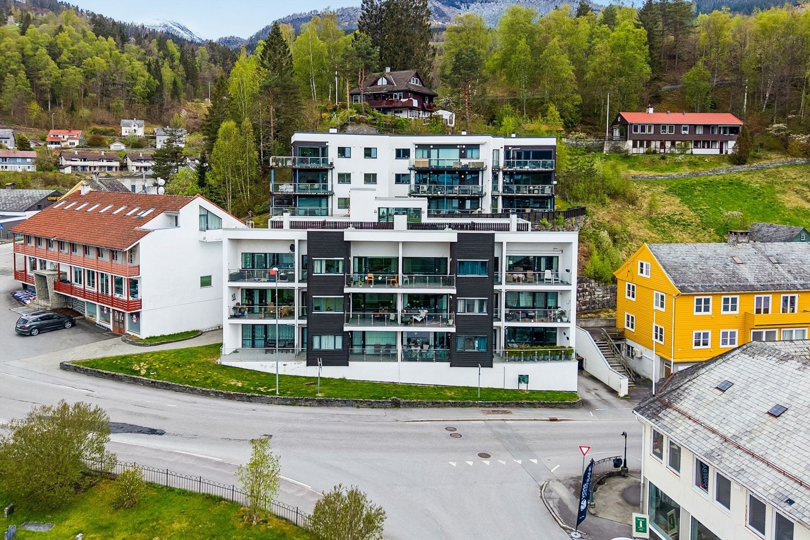 Heis i bygget. Felles garasjeanlegg i kjelleretasje. Galleribilde
