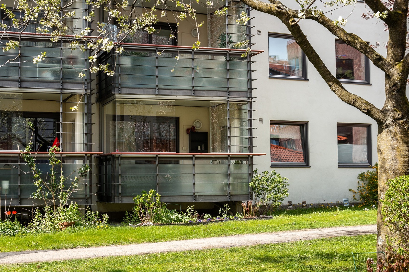 Leiligheten vender mot rolig bakhage. Galleribilde