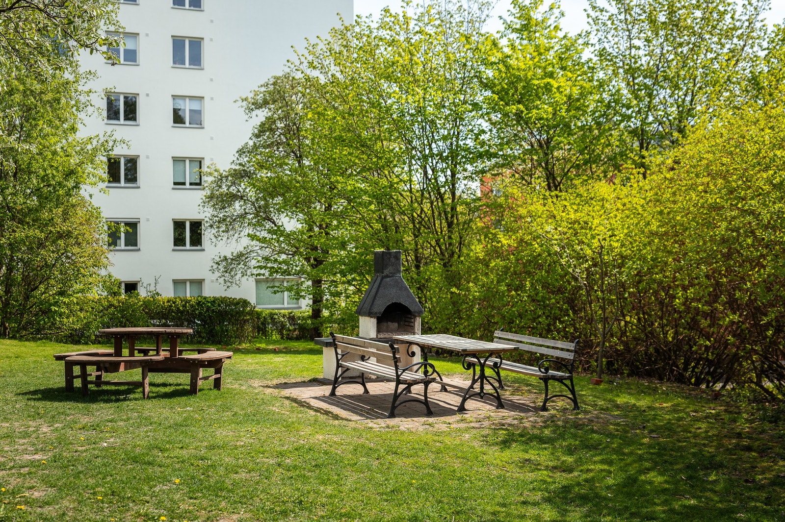 I borettslaget er det svært flotte fellesarealer med sittegrupper, lekeplass m.m. Galleribilde