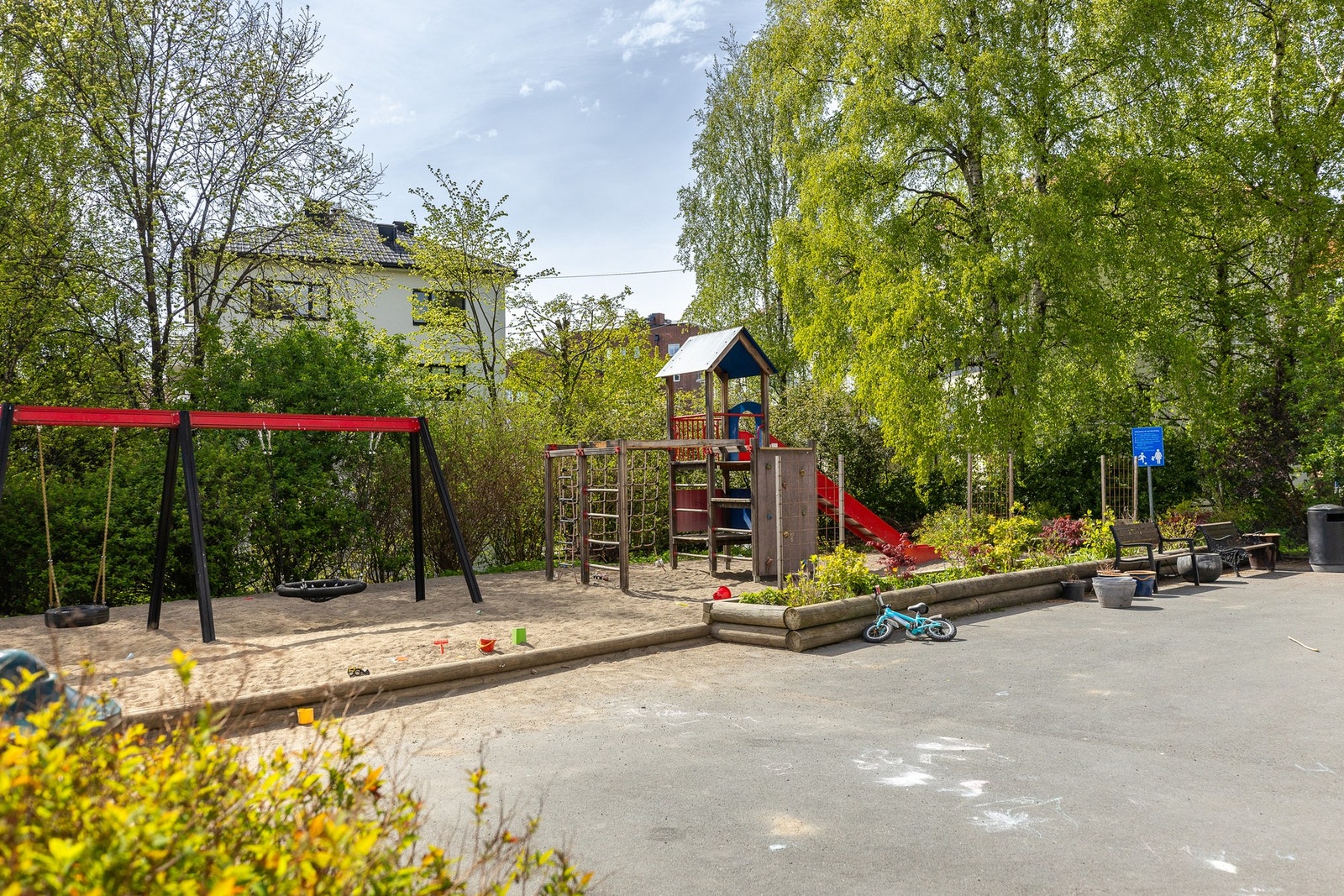 I borettslaget er det svært flotte fellesarealer med sittegrupper, lekeplass m.m. Galleribilde