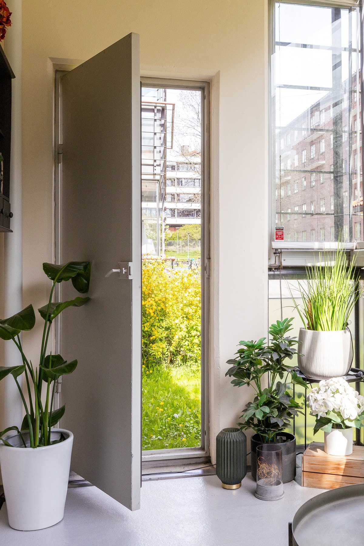 Direkte utgang fra balkongen til bakhagen utenfor. Galleribilde