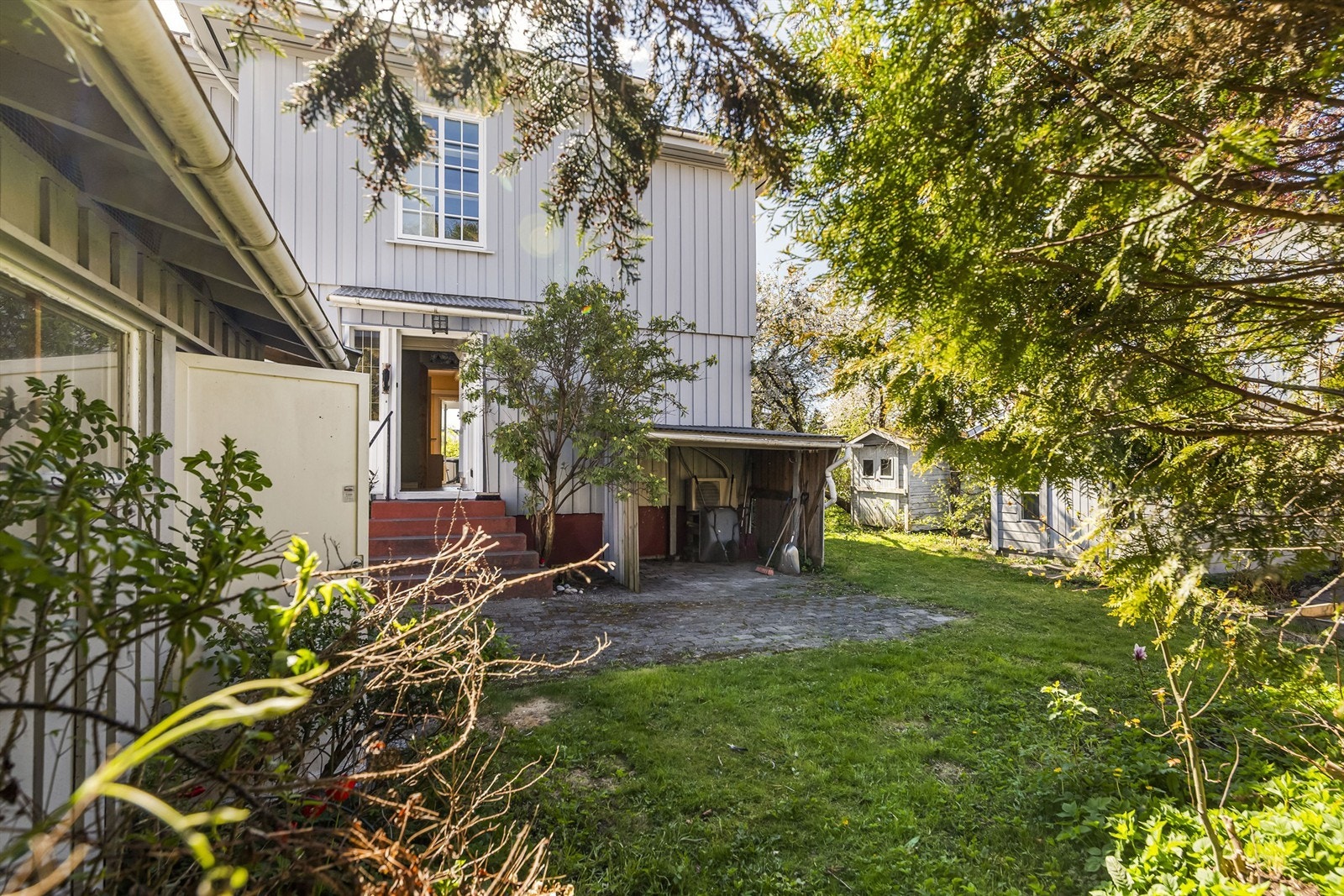 I hagen finnes også to frittstående boder for ekstra oppbevaring av redskaper og utstyr. ( garasje til venstre i bildet ) Galleribilde