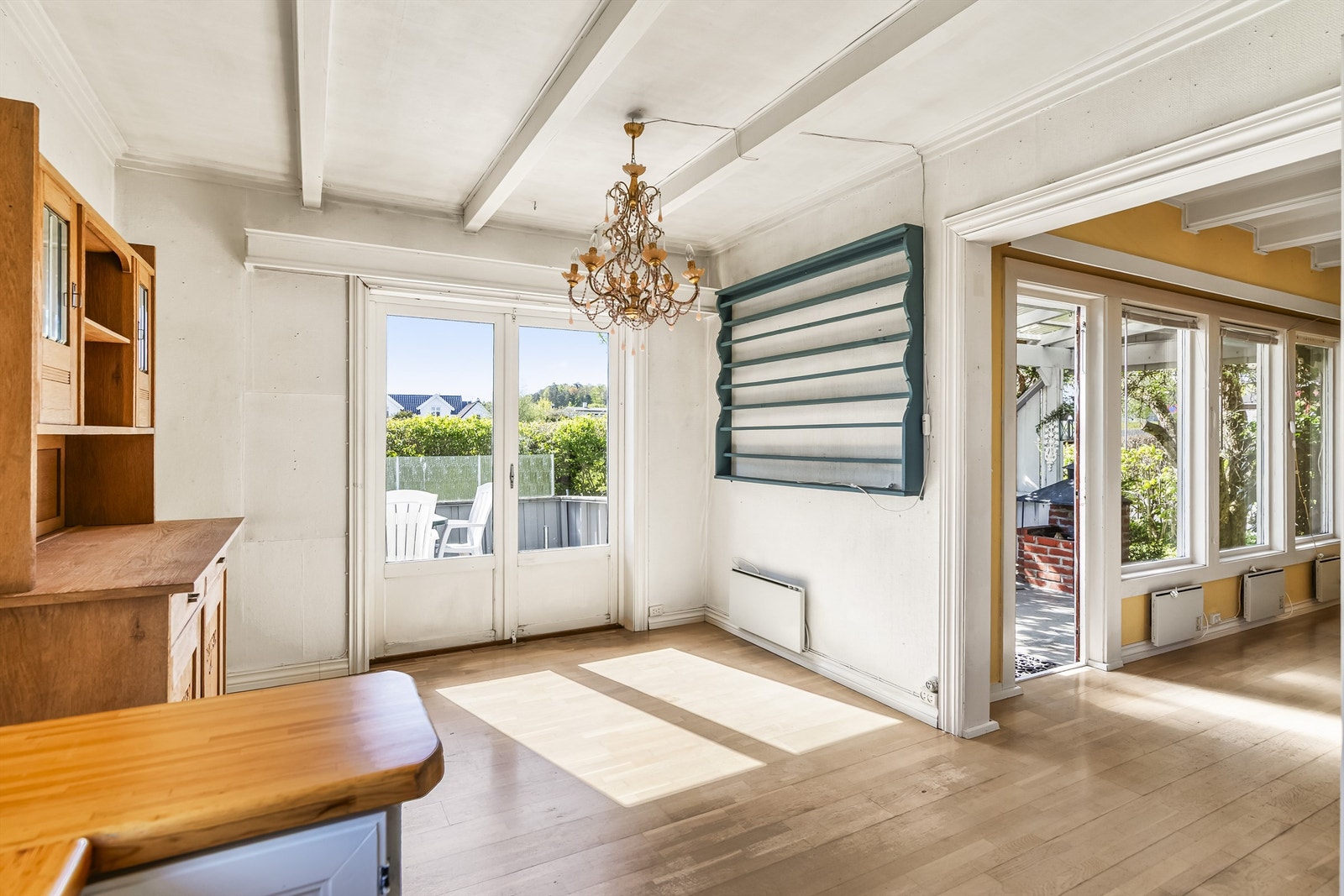 I tilknytning til kjøkkenet er det plass til spisebord, med utgang til terrassen. Galleribilde
