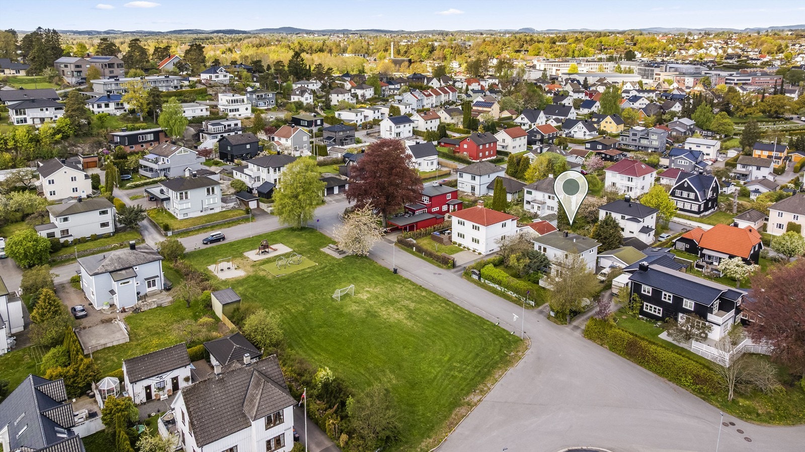 Beliggenheten er barnevennlig med umiddelbar nærhet til lekeplass og grøntområder. Galleribilde