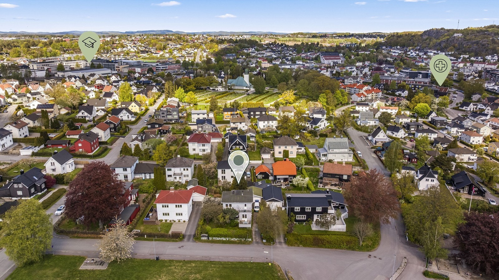 Det er kort vei til flere skoler, som Sandefjord Videregående som er markert i bildet. Ellers er det kort vei til Sandefjord SMS / legevakt og helsepark. Galleribilde
