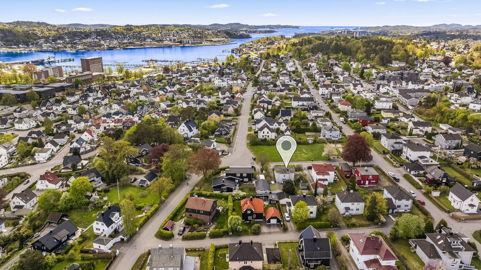 Fra eiendommen er det gangavstand til Sandefjord sentrum, Hvaltorvet Kjøpesenter og sjøen. Galleribilde