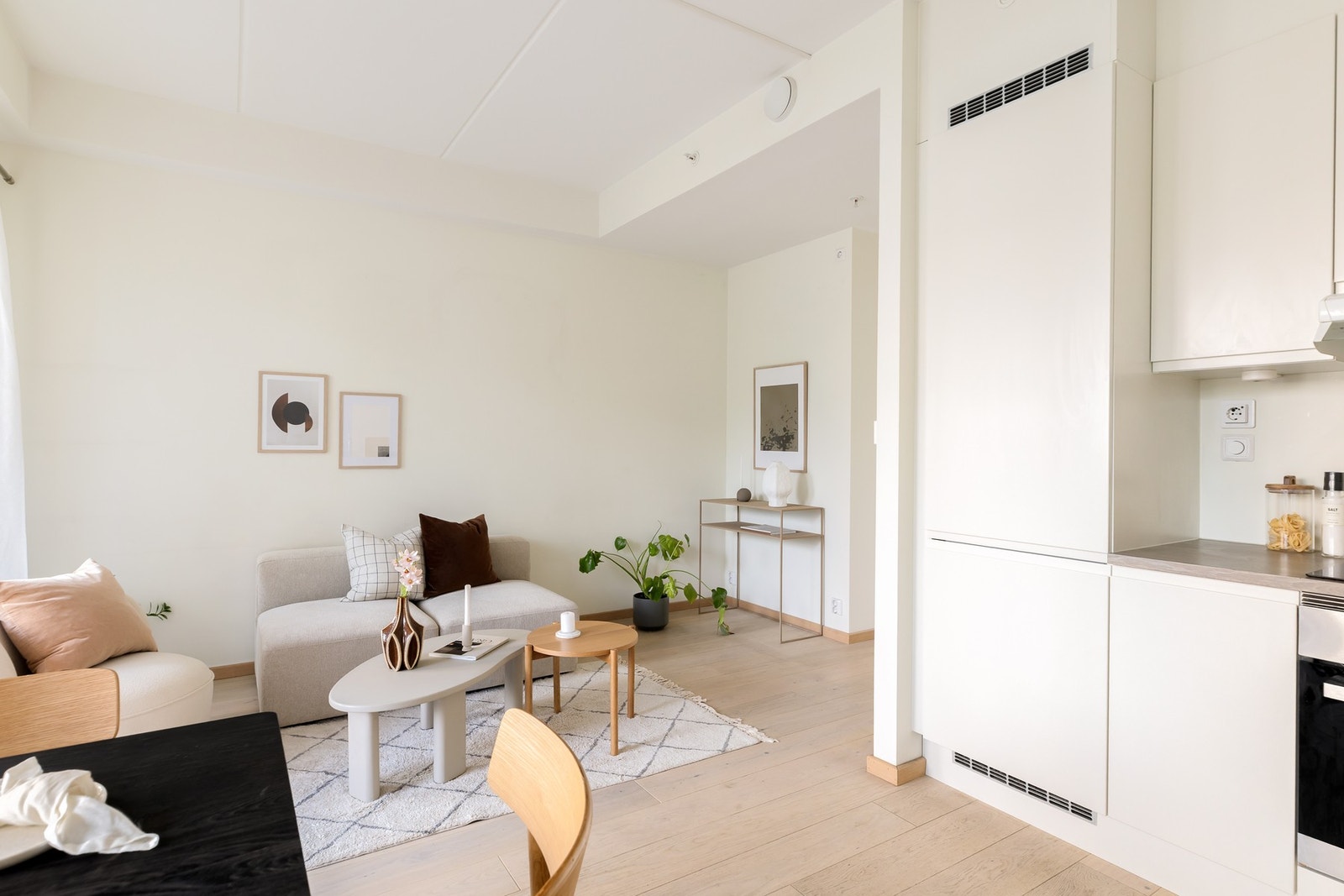 Leiligheten oppleves lys og luftig med store vindusflater og en svært effektiv planløsning. Galleribilde