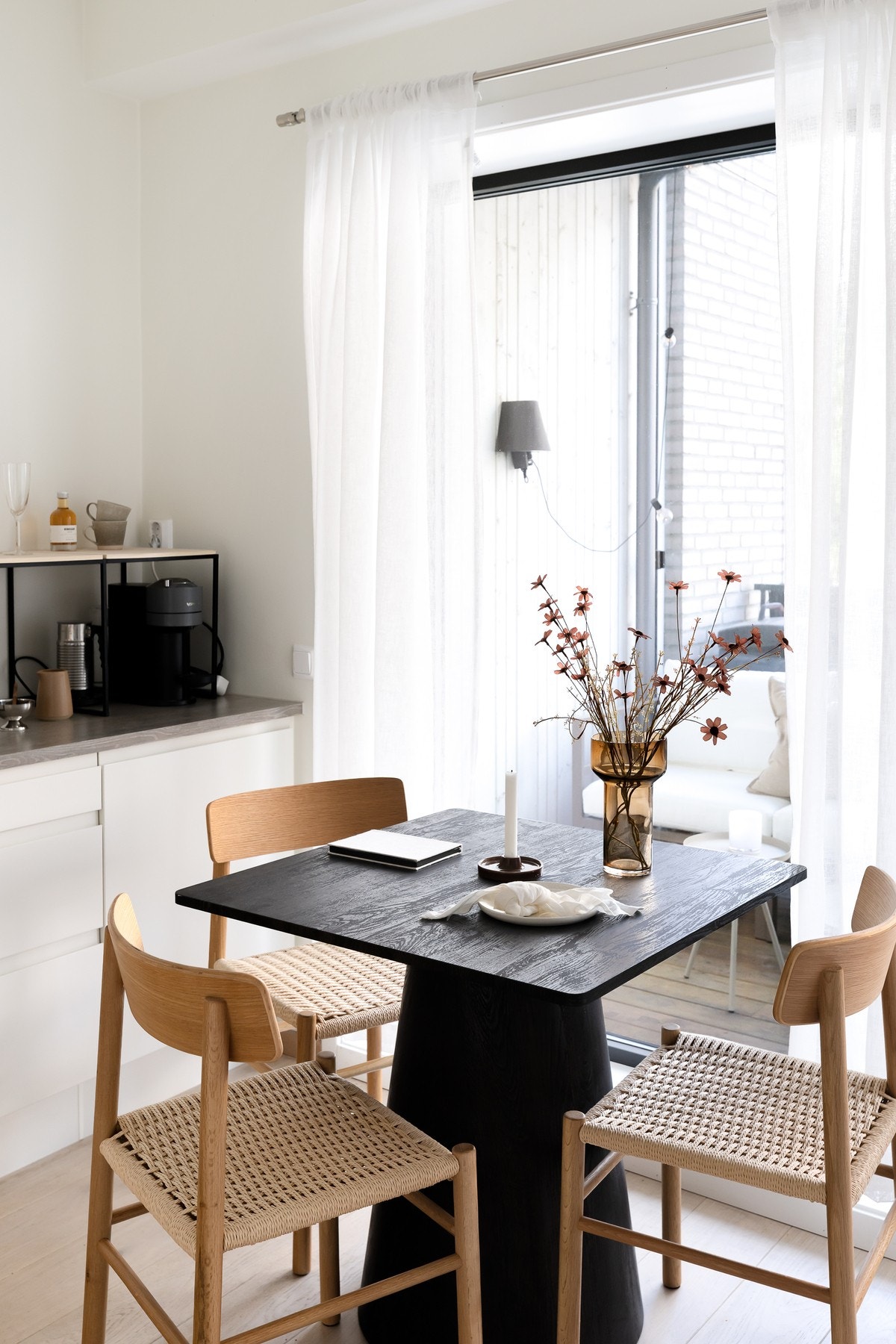 Store vindusflater som slipper inn rikelig med naturlig lys. Galleribilde