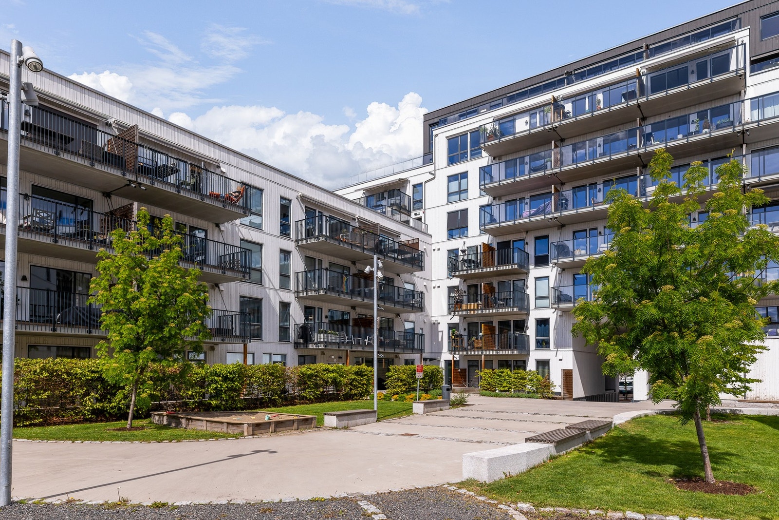 Sammen med et voksende tilbud av kafeer og servicetilbud, gir dette området en levende og moderne byfølelse. Galleribilde