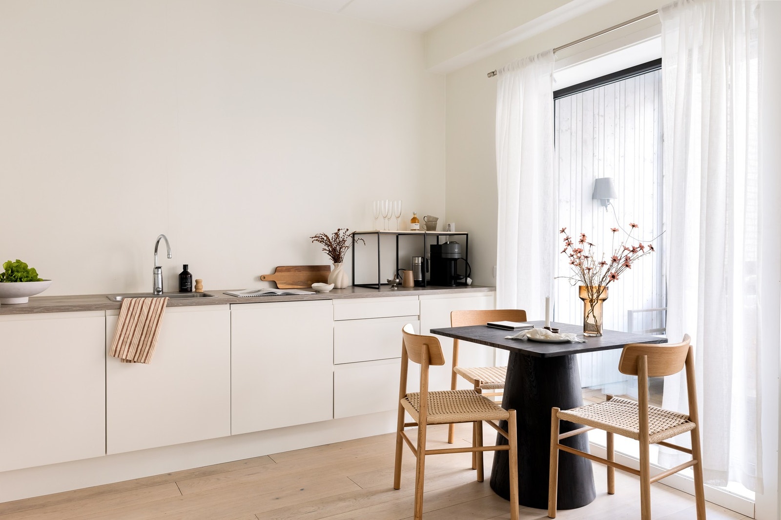 Kjøkkeninnredningen har glatte lyse fronter og laminat benkeplate. Galleribilde