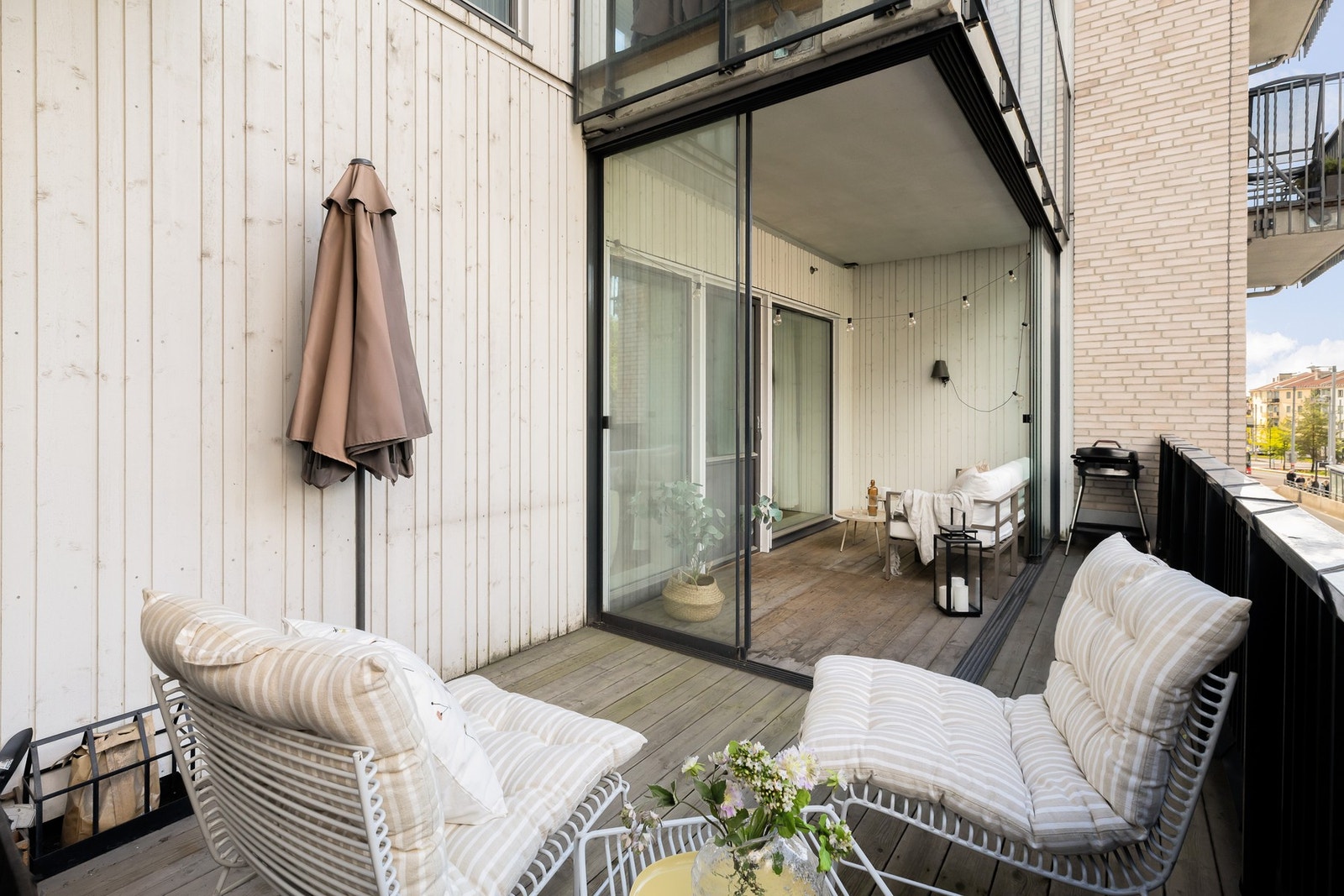 Åpner seg mot en romslig terrasse som nærmest fungerer som et ekstra rom i sommerhalvåret. Galleribilde