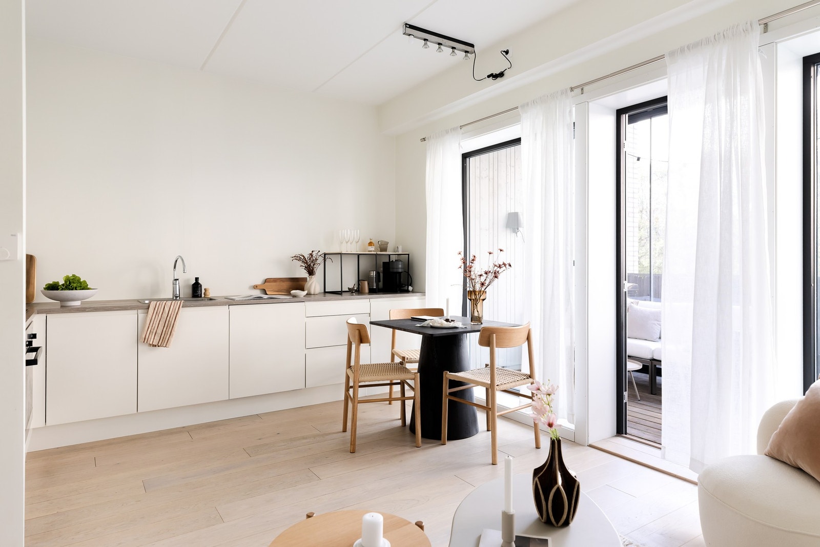 Stuen har god plass til både sofagruppe og spisebord. Galleribilde