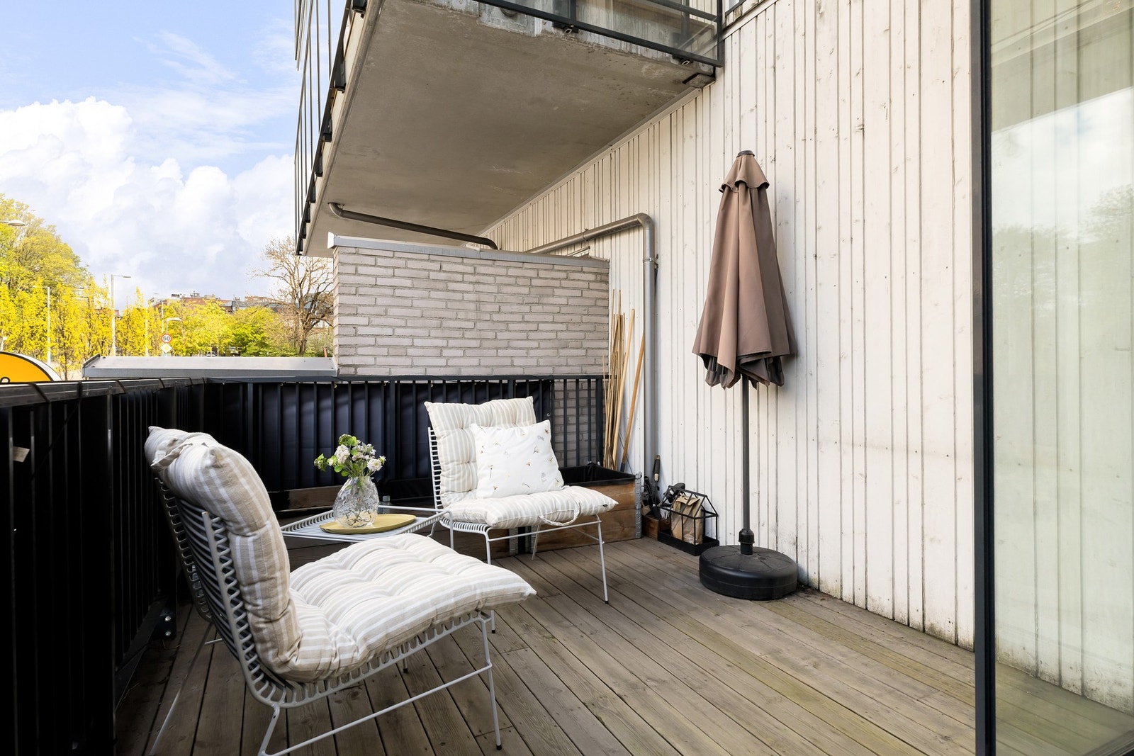 Romslig og solrik terrasse på hele 22 kvm, delvis innglasset og perfekt som en forlengelse av stuen. Galleribilde