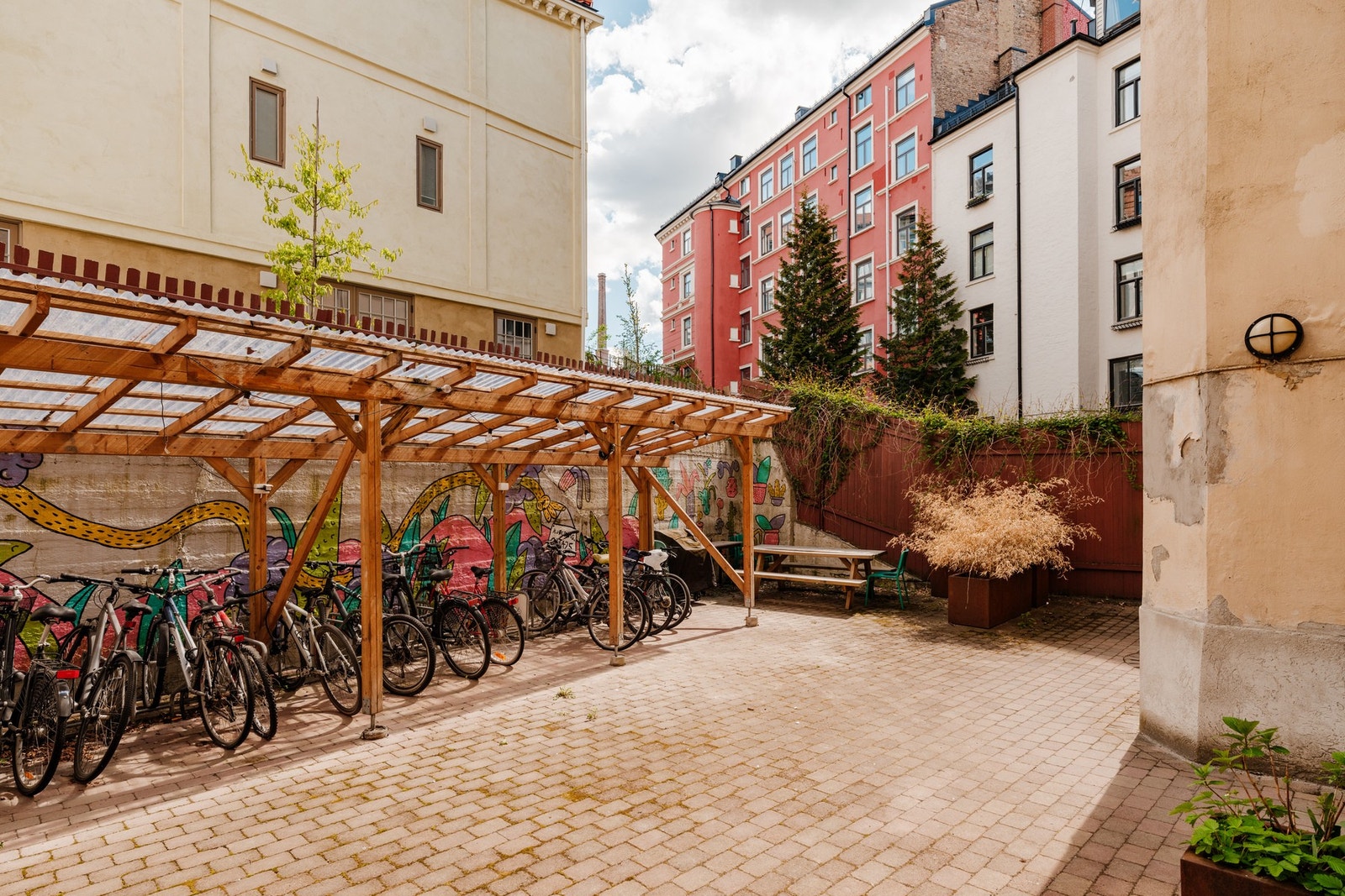 Borettslaget har vedlikeholdsvennlig indre gårdsrom som er steinbelagt og med sykkelparkering. Galleribilde
