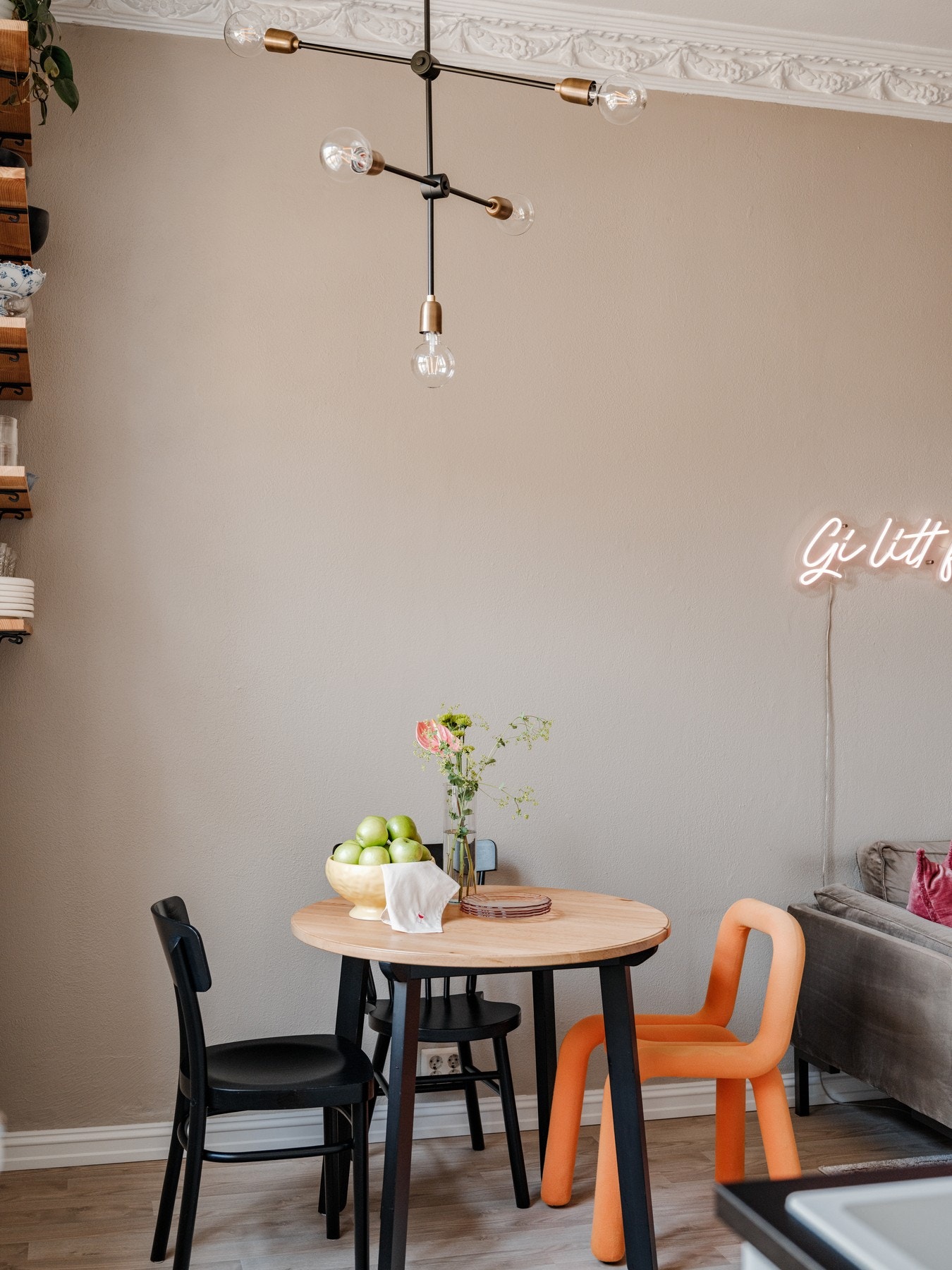 I stuen er det plass til både sofakrok og spisegruppe. Galleribilde
