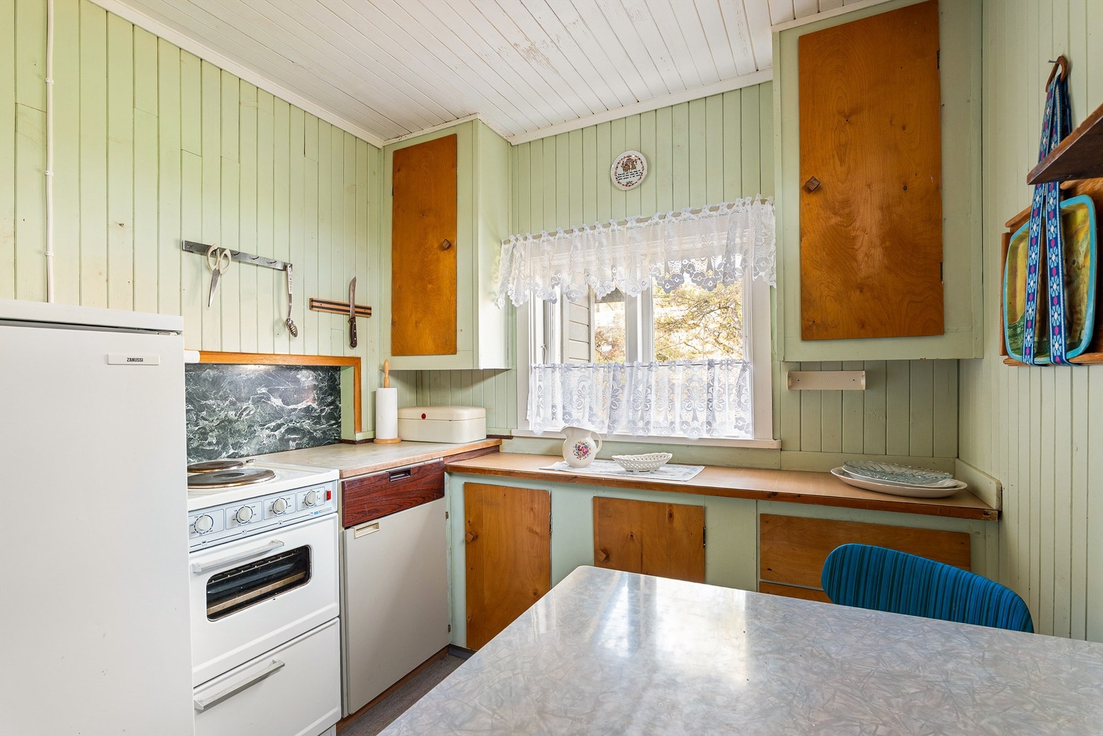 Kjøkkenets innredning er stedsbygget og autentisk retro. Galleribilde
