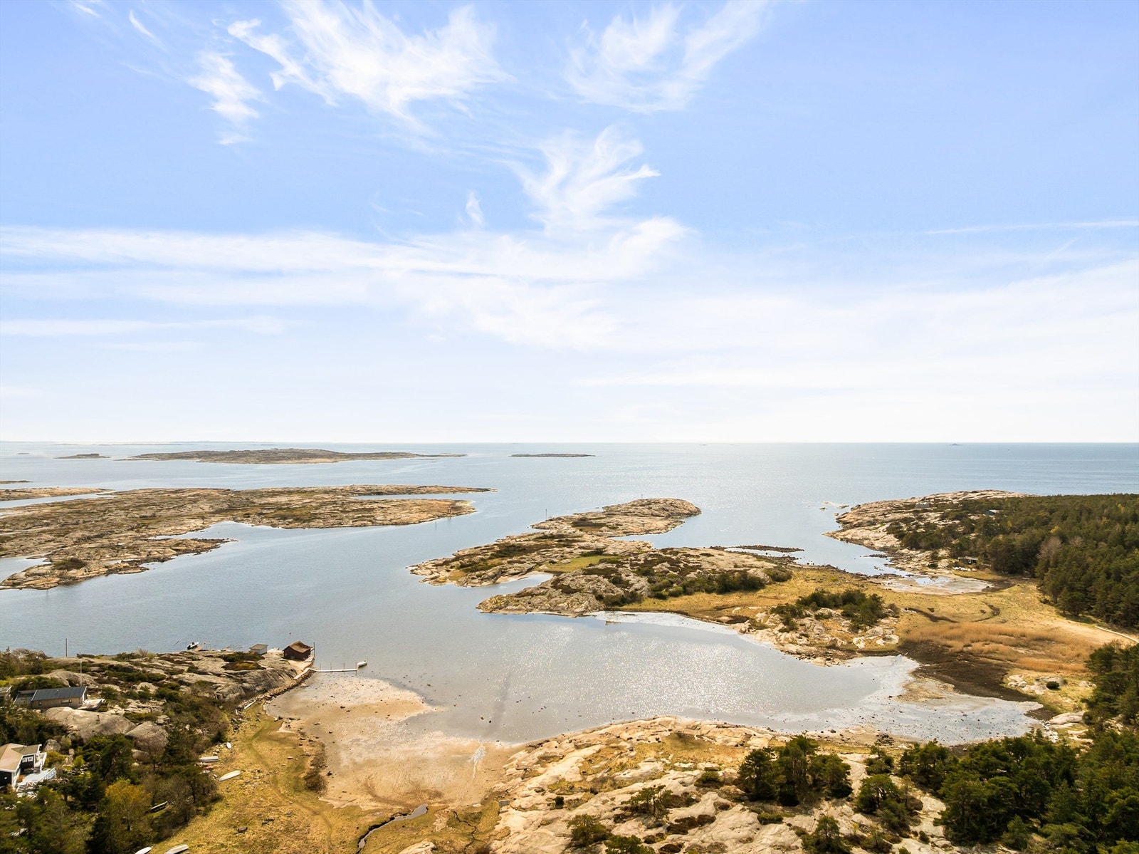 Eiendommen ligger tett på Ytre Hvaler Nasjonalpark, landets første i sitt slag og et av de viktigste områdene for friluftsliv i Oslofjorden. Galleribilde