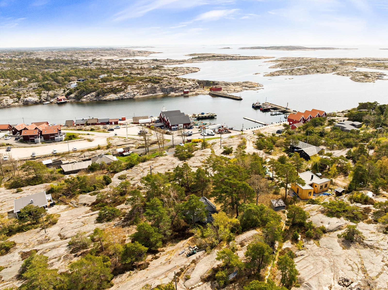Eiendommen er tilknyttet veilag og betaler en årlig veiavgift. Det er imidlertid ikke anlagt vei helt frem til tomten, nåværende eiere har likevel kjørt helt frem med SUV. Galleribilde