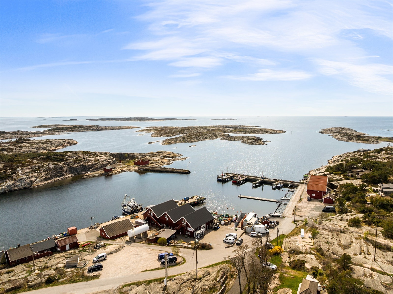 Borg Havn tilbyr utleie av parkeringsplasser, like nedenfor hytta. Det er i dag ventelister for disse. Det kan også være mulig å leie parkeringsplass av private i området. Galleribilde