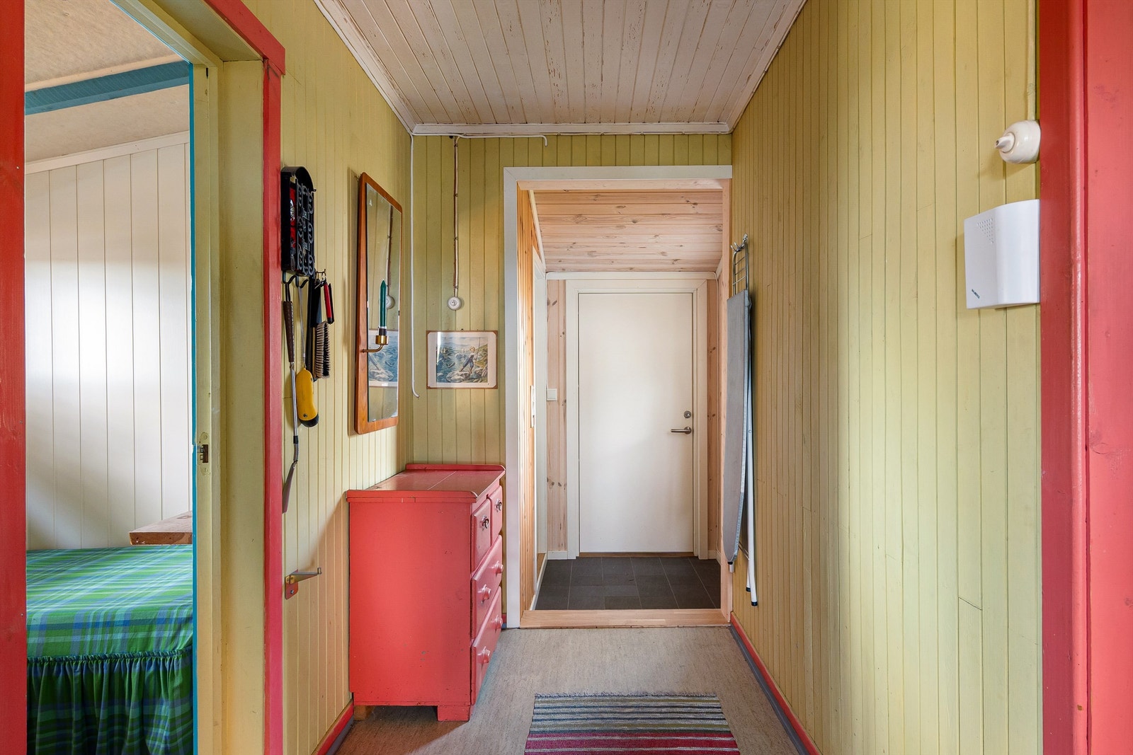 Soverommet er forbundet med gangen, badet er tilgjengelig fra entreen. Galleribilde