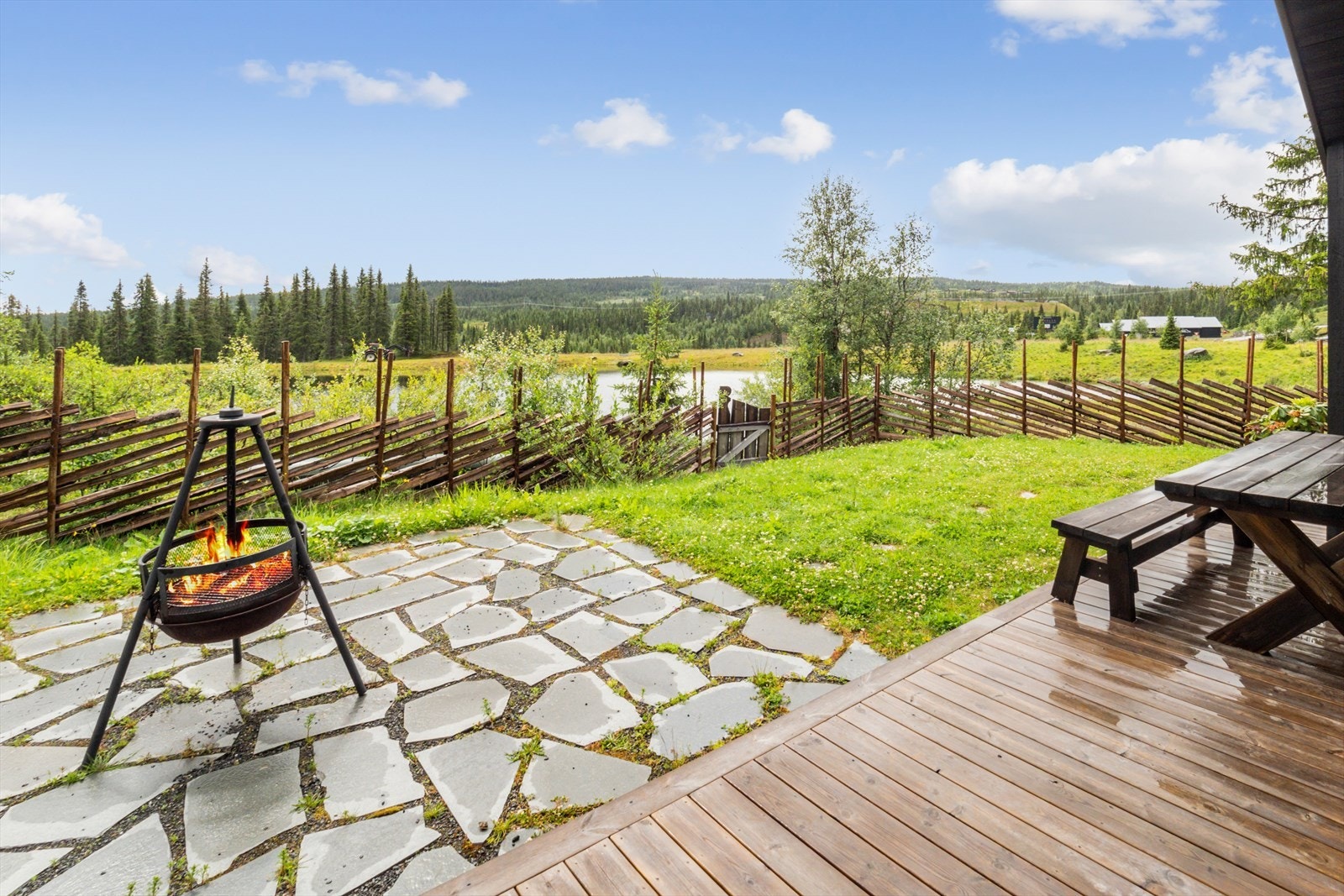 Steinheller foran terrasseplattingen hvor du kan ha bålpannen - ren idyll. Galleribilde