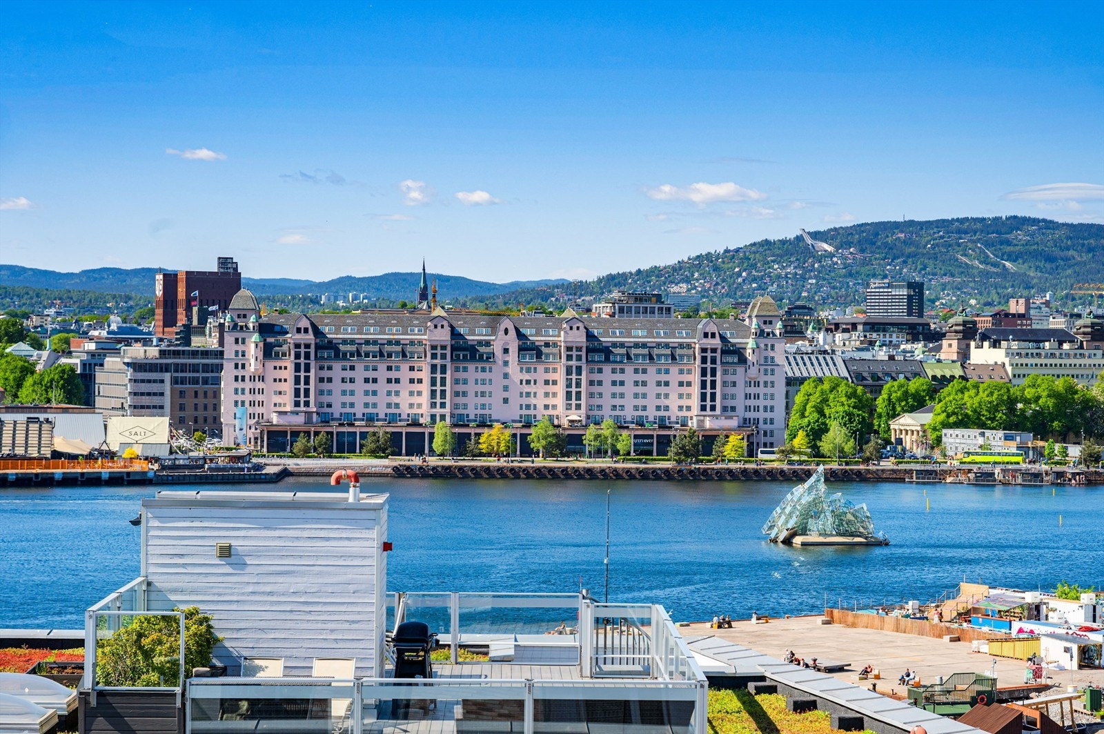 Fra den felles takterrassen har man vidstrakt utsikt over by og fjord, og man ser bl.a. Havnelageret, Operaen og Barcode. Sørenga har en unik beliggenhet med sjøen omkranset på 3 kanter av kaia. Galleribilde