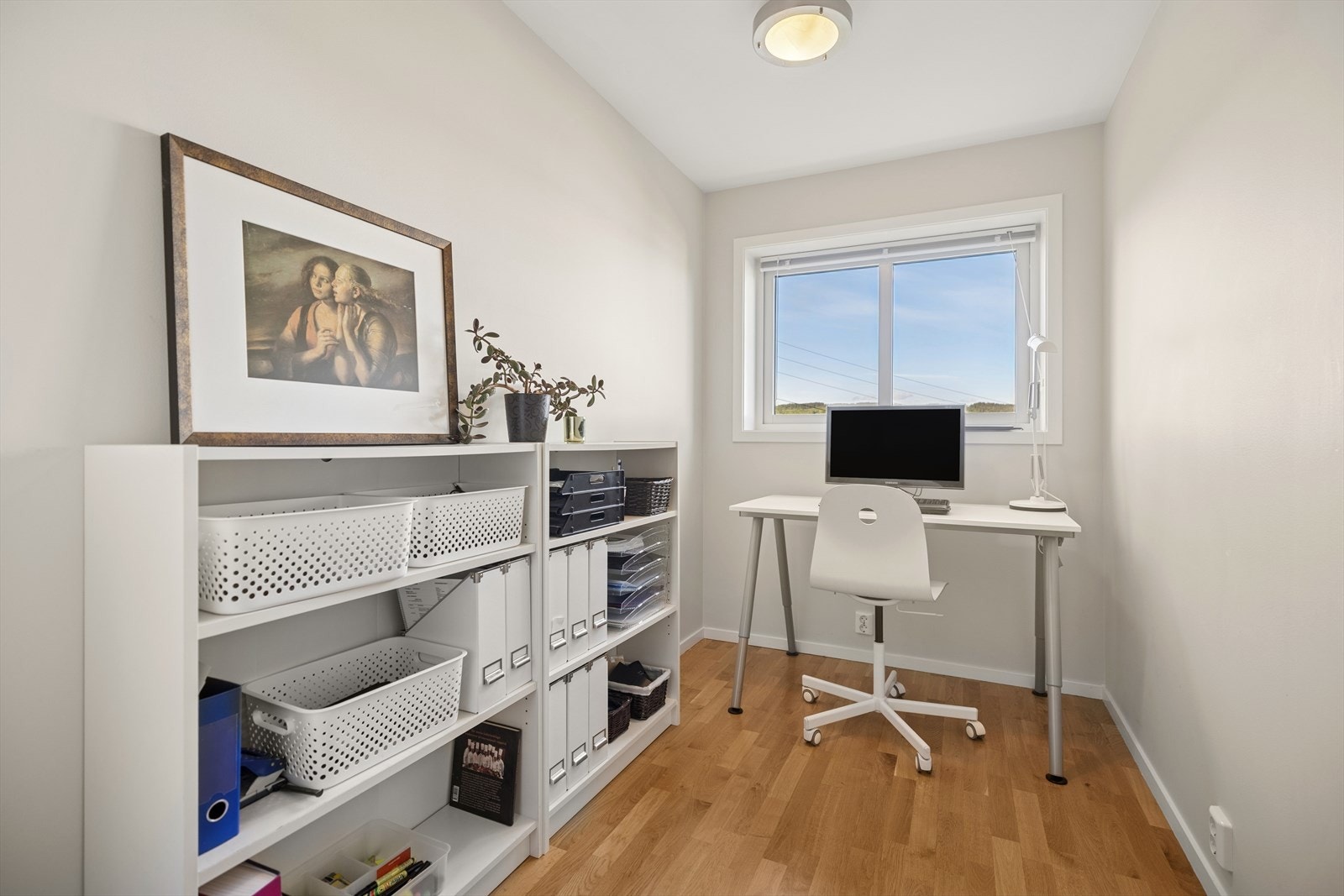 Et av soverommene i underetasjen benyttes til kontor. Galleribilde