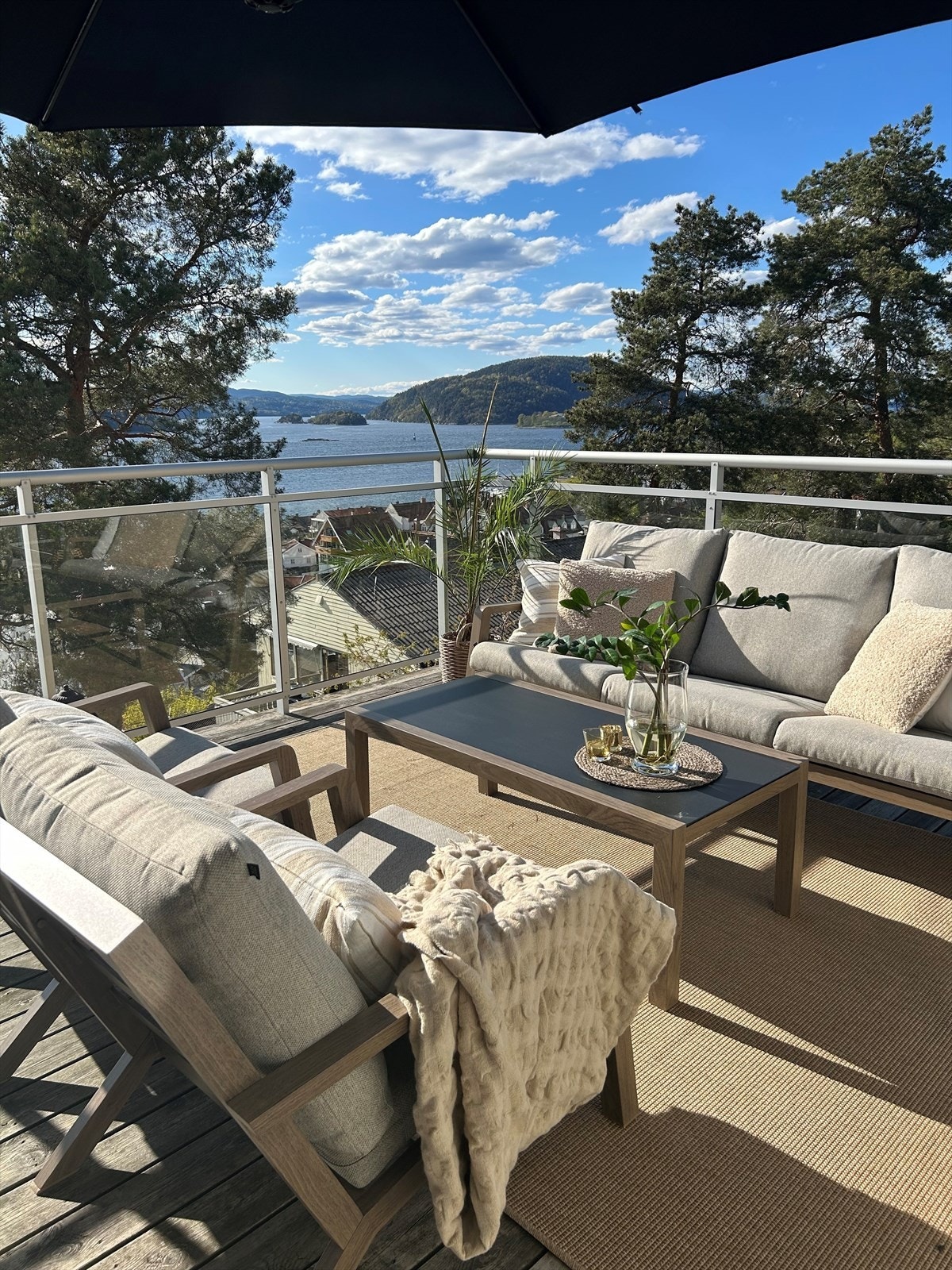 Terrasse nord-vest utsikt mot Håøya og Oscarsborg. Selgers bilde! Galleribilde