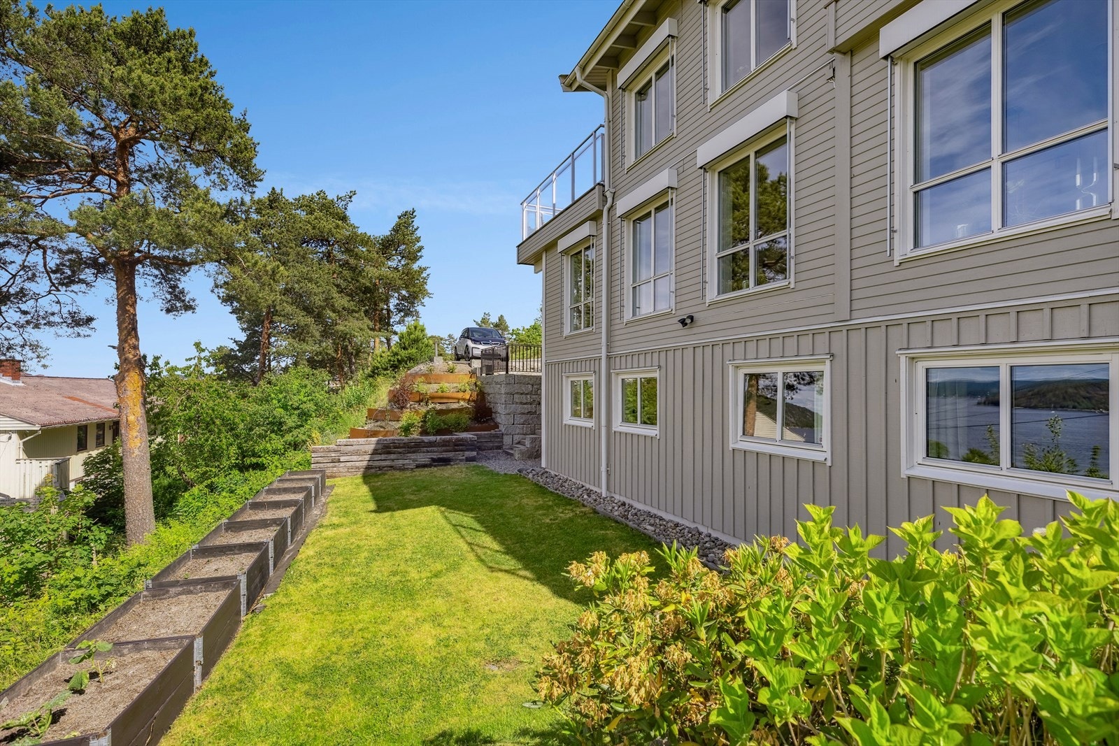 Boligens hageområde er både frodig og pent opparbeidet. Et perfekt sted for barna å tilbringe solfylte sommerdager! Galleribilde