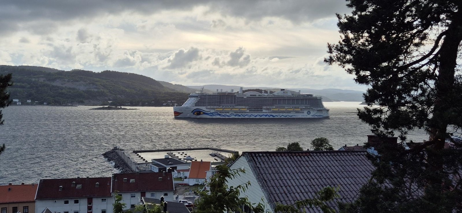 Båt på fjorden. Selgers bilde! Galleribilde