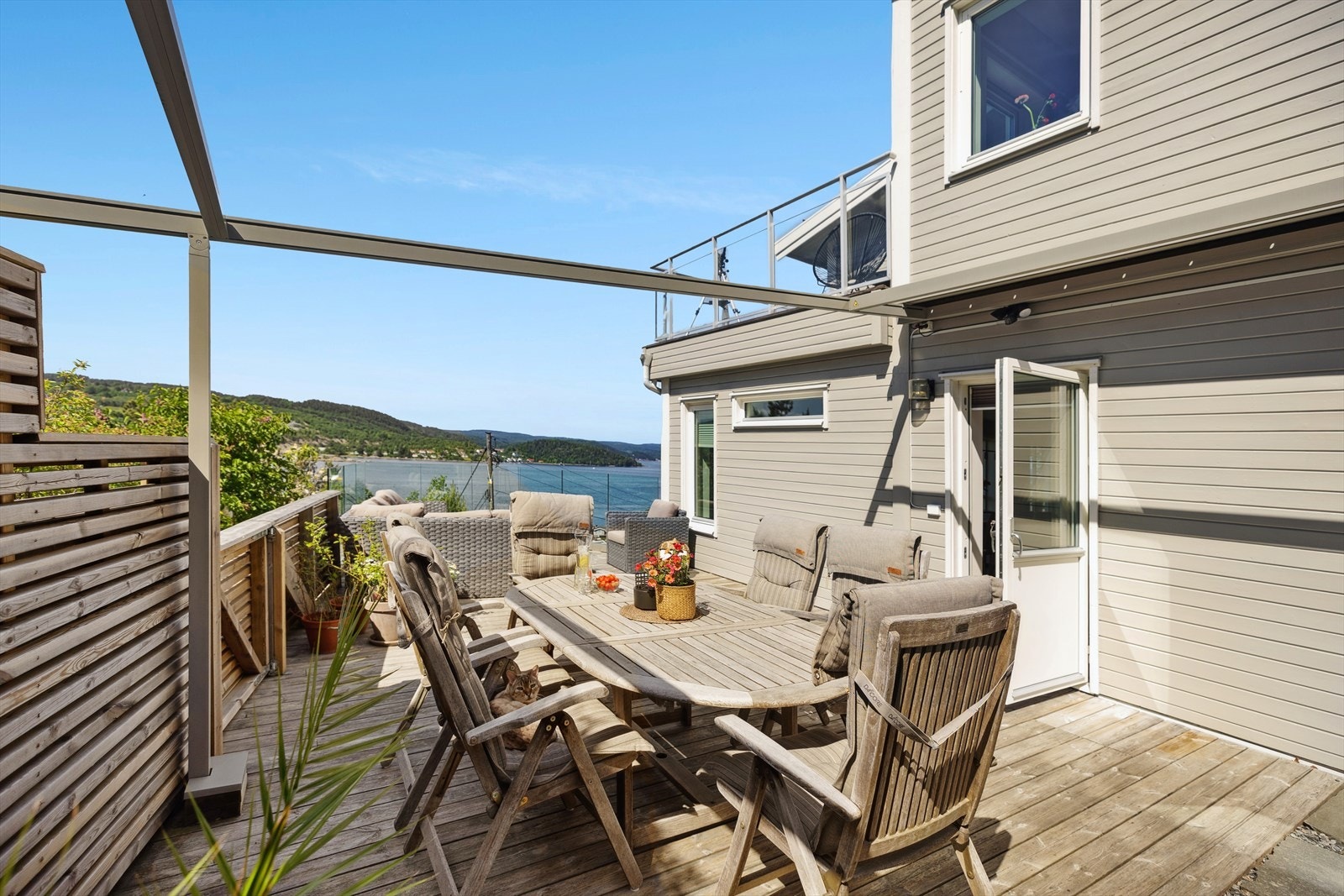 Terrassen i 1. etasje har god plass til både spisegruppe og lounge gruppe. Galleribilde
